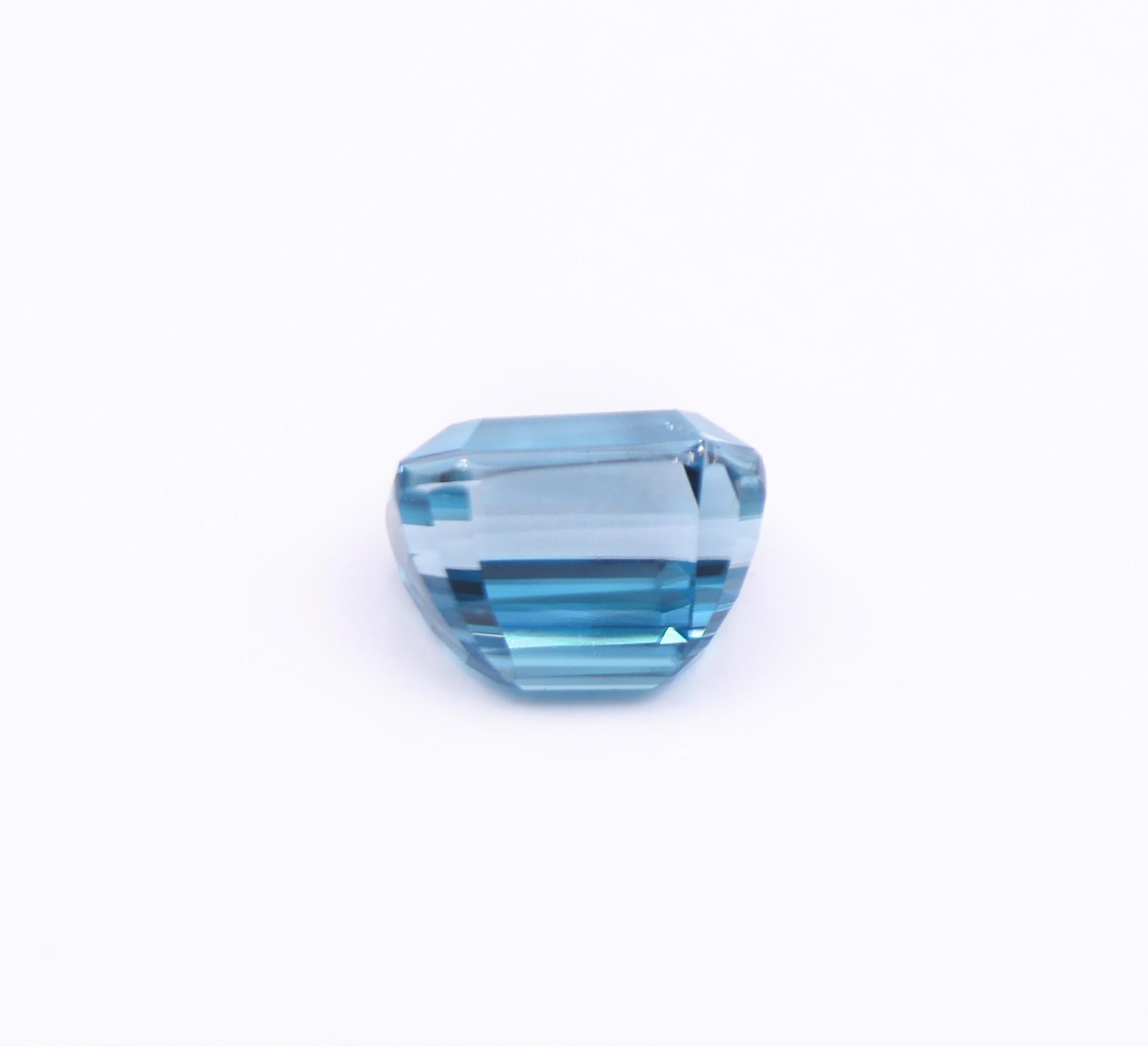 Länglicher 4,62 Karat Blauer Zirkon Edelstein  EM 9x6mm im Angebot 1