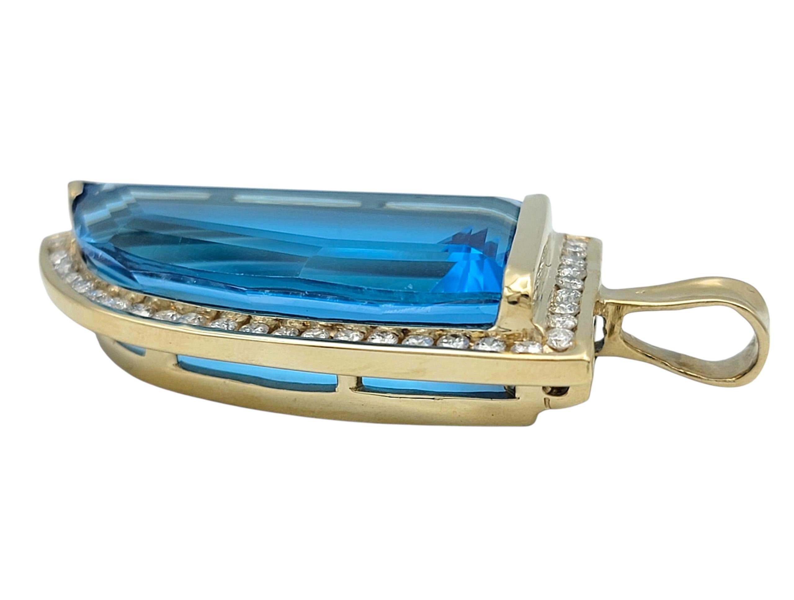 Questo audace ciondolo mette in mostra un topazio blu svizzero mozzafiato, tagliato in una forma allungata di design che attira l'attenzione. Il vibrante colore blu della gemma emana brillantezza e profondità, rendendola il fulcro di questo