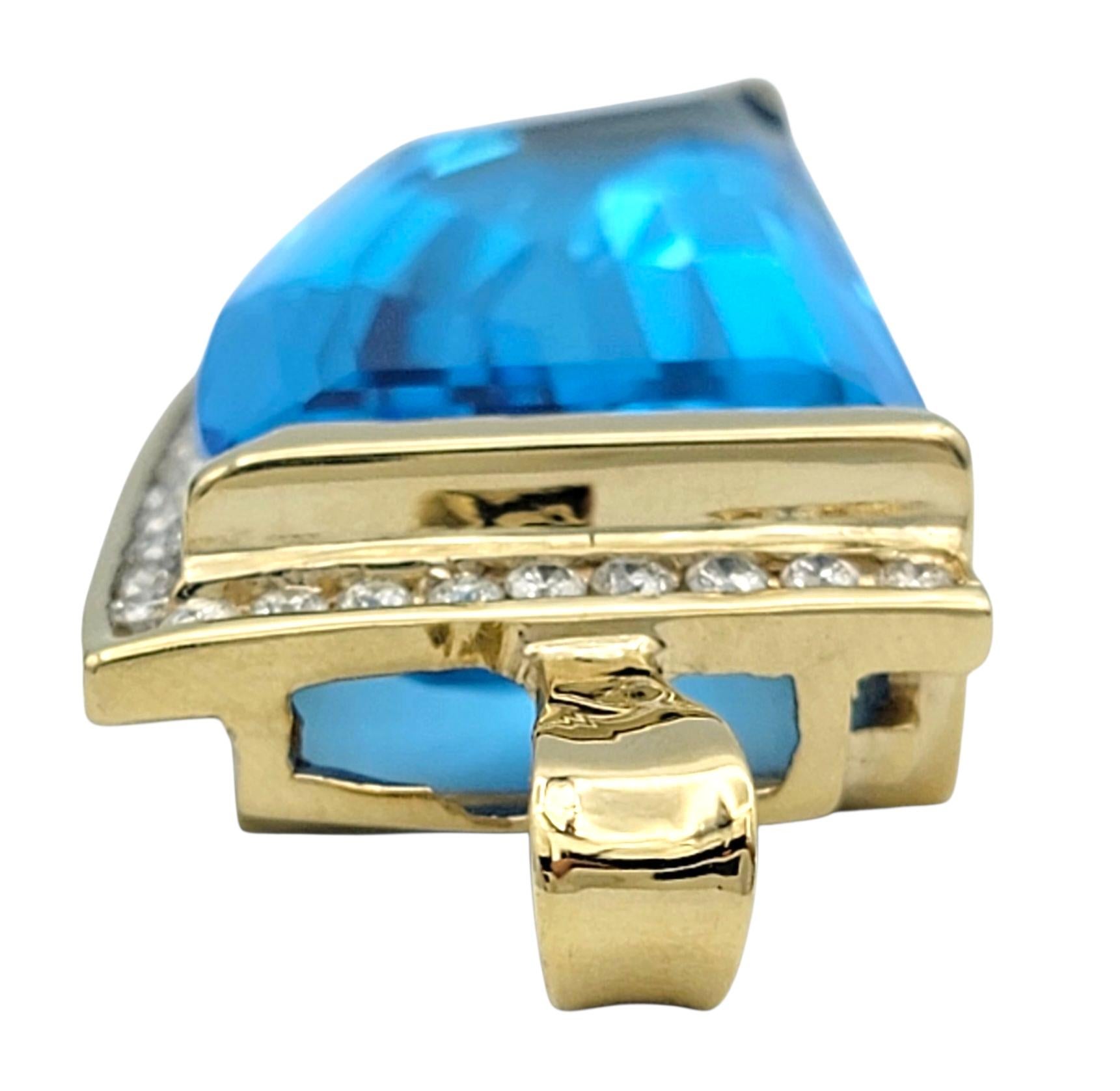 Trapezio Ciondolo allungato di 53,95 carati di topazio blu svizzero con diamanti in oro 14 carati in vendita