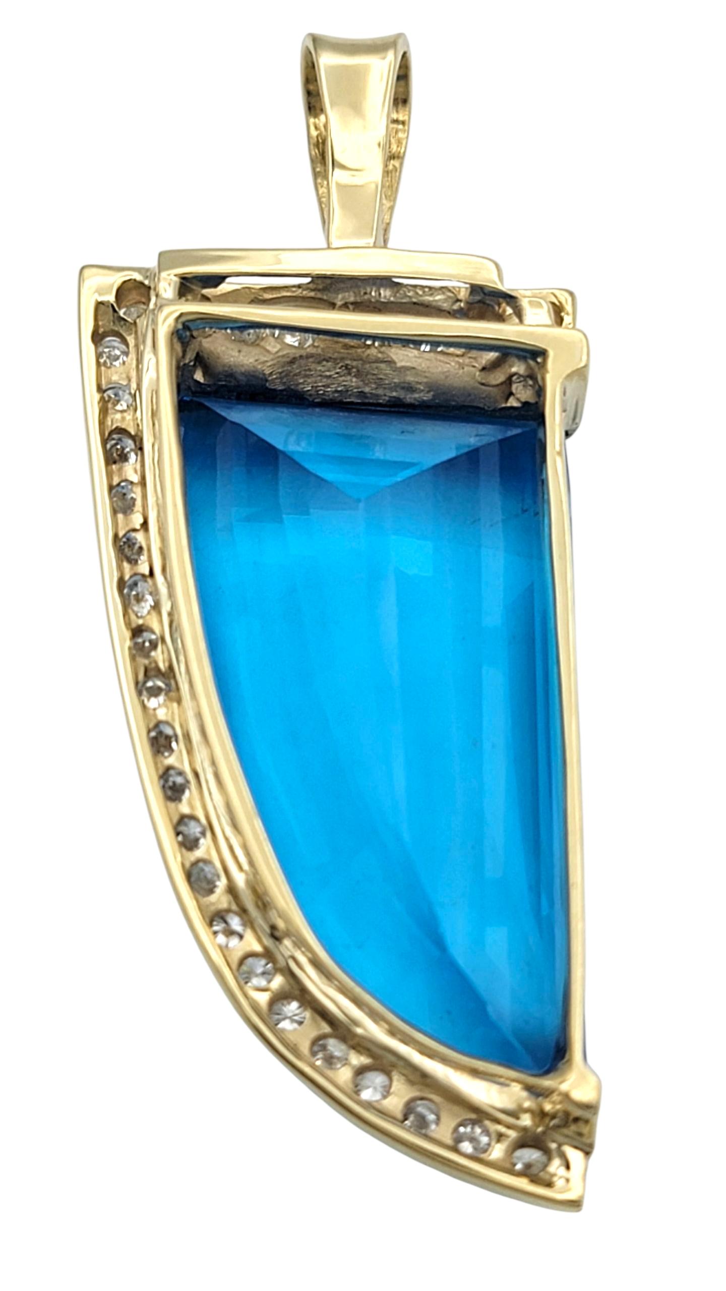 Ciondolo allungato di 53,95 carati di topazio blu svizzero con diamanti in oro 14 carati In condizioni buone in vendita a Scottsdale, AZ