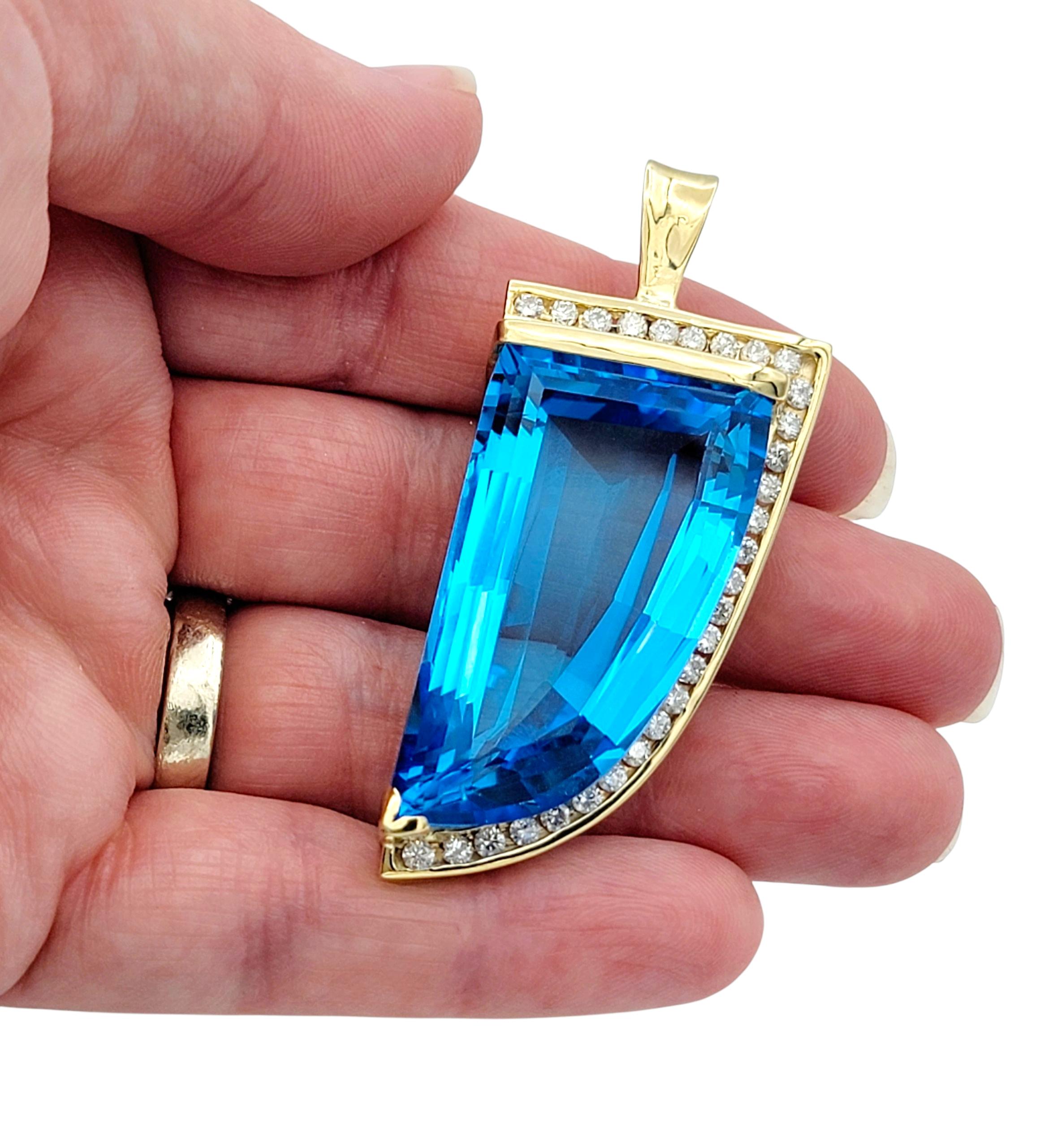 da uomo o donna Ciondolo allungato di 53,95 carati di topazio blu svizzero con diamanti in oro 14 carati in vendita