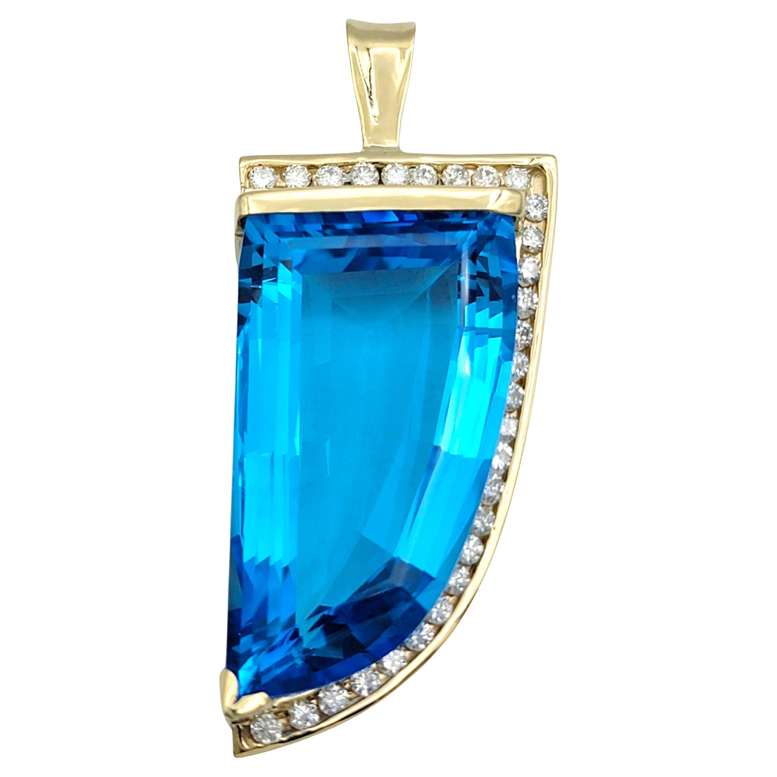 Ciondolo allungato di 53,95 carati di topazio blu svizzero con diamanti in oro 14 carati in vendita