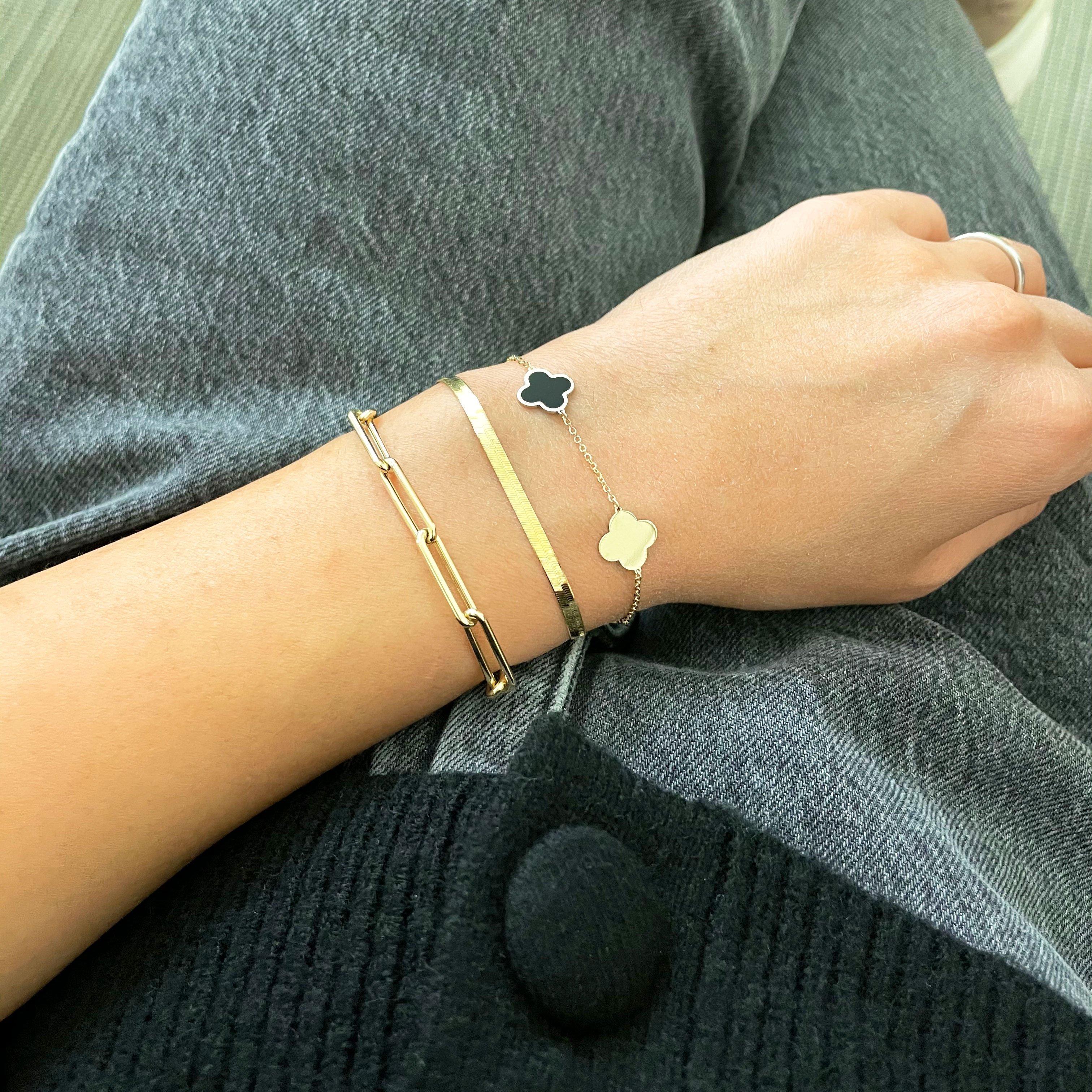 Audacieux mais simple:: ce bracelet à maillons en forme de trombone peut être porté seul:: avec une breloque ou dans le cadre d'un ensemble superposé !

Or jaune italien semi-creux 14K
Longueur : 7.25 pouces ou à travers n'importe quel maillon pour