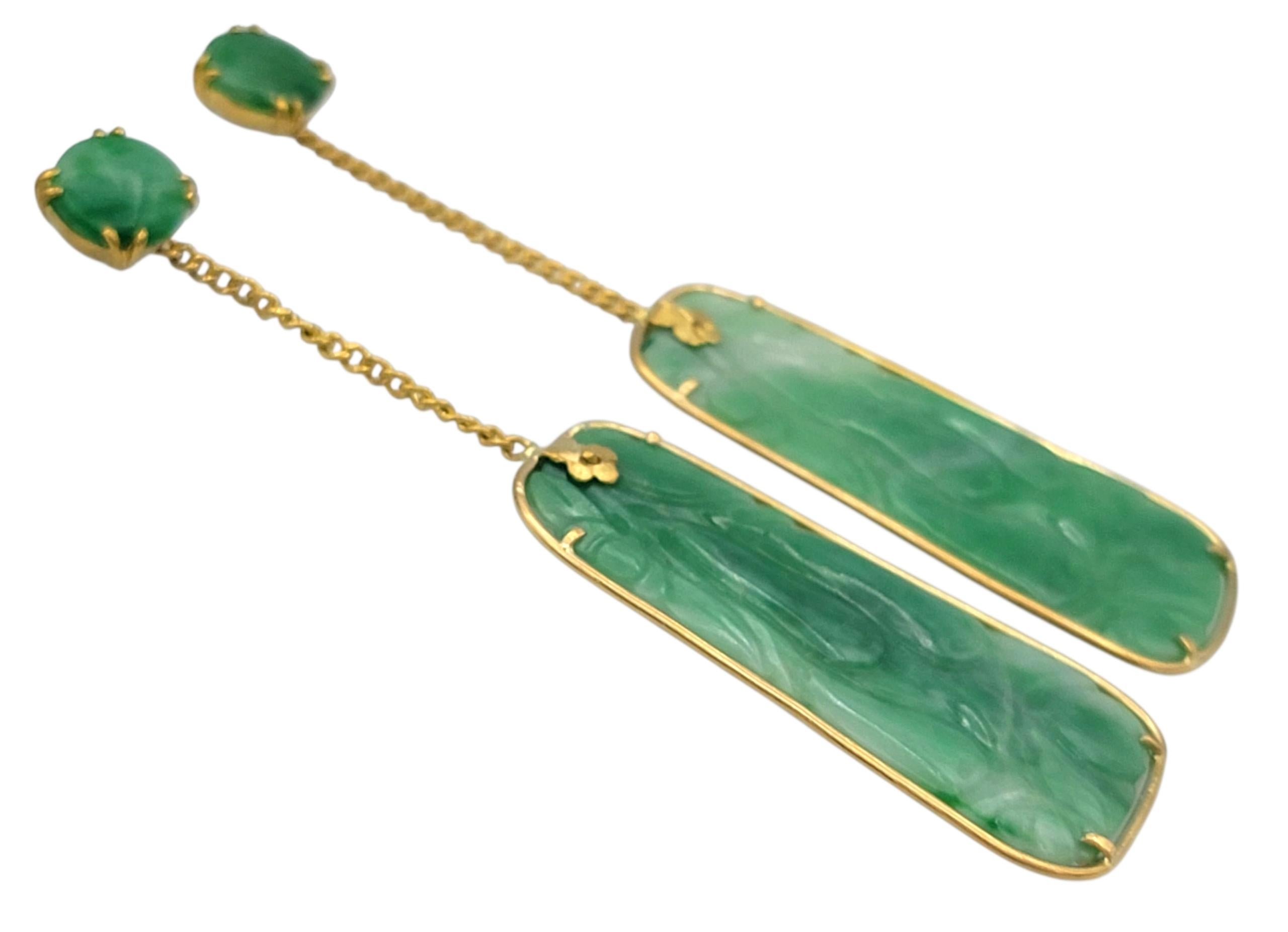 De forme élégante et organique, ces boucles d'oreilles en jade mettent en valeur la beauté sereine de la jadéite vert vif, polie jusqu'à obtenir un éclat doux et lumineux. Chaque boucle d'oreille est ornée d'une pierre de jade arrondie et lisse au