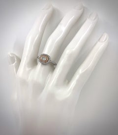 Anello aureolato con diamanti "a triplo cuscino" da 0,52 carati in oro rosa e platino