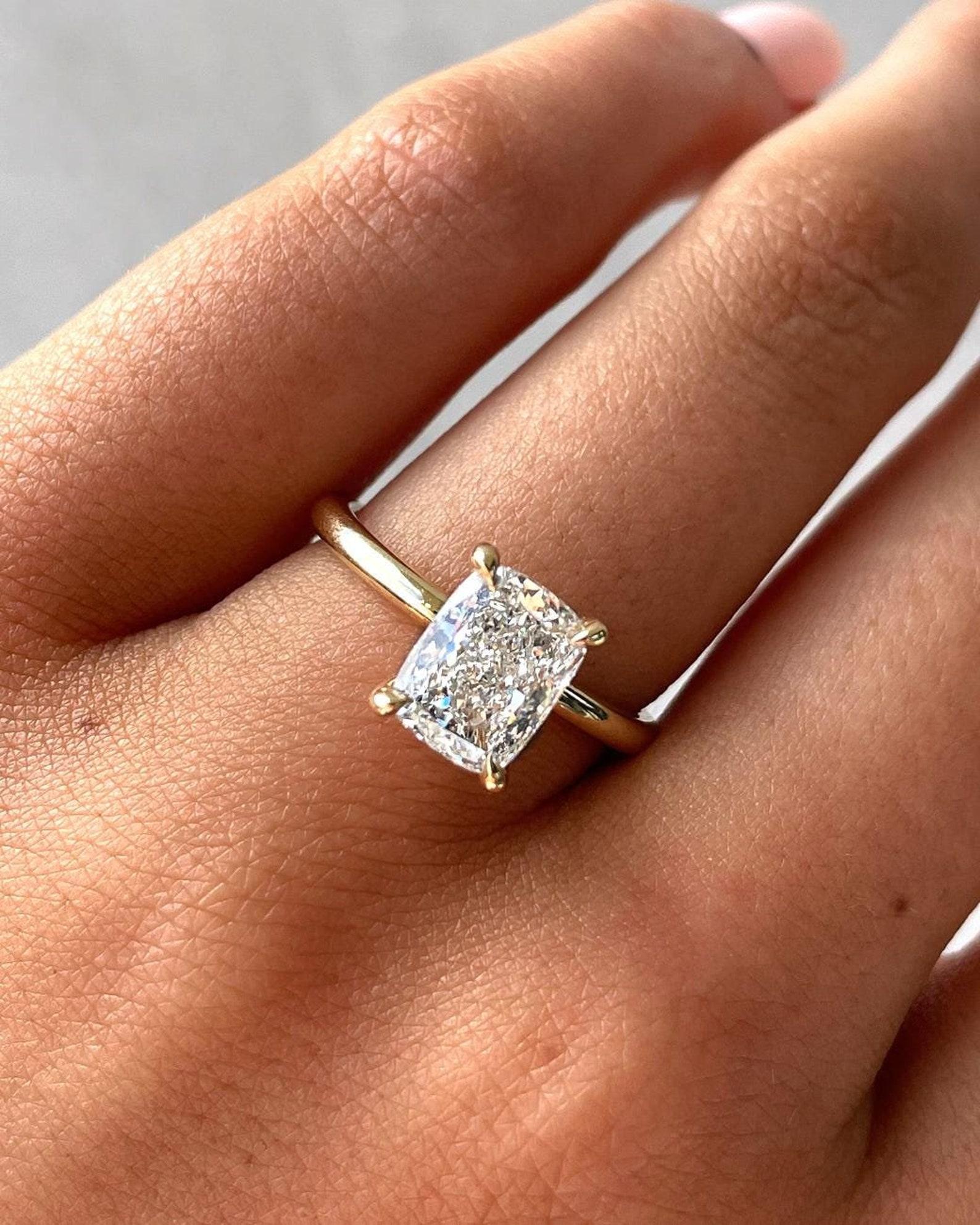Anillo solitario de moissanita de corte cojín alargado Anillo de compromiso para mujer. 

Piedra principal 
Moissanita 
Material 
Plata de ley 925 
Peso del metal
3,50 cts 
Ancho de banda
1.8 mm


A P R O X T A M I E N T O

Todos los artículos se