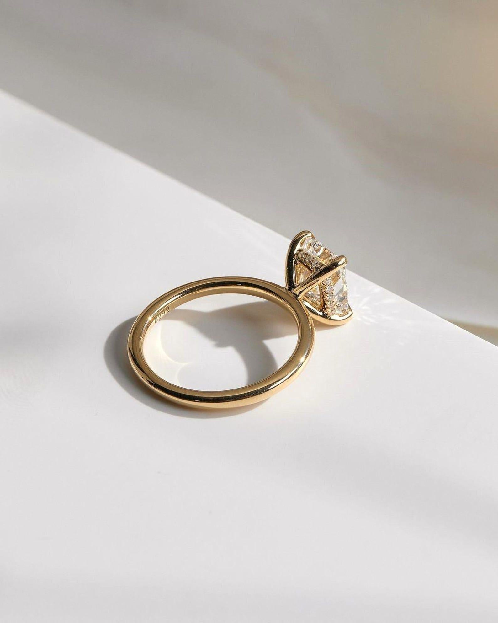 Anillo solitario de moissanita de corte cojín alargado Anillo de compromiso para mujer. en Nuevo Estado en Chicago, IL