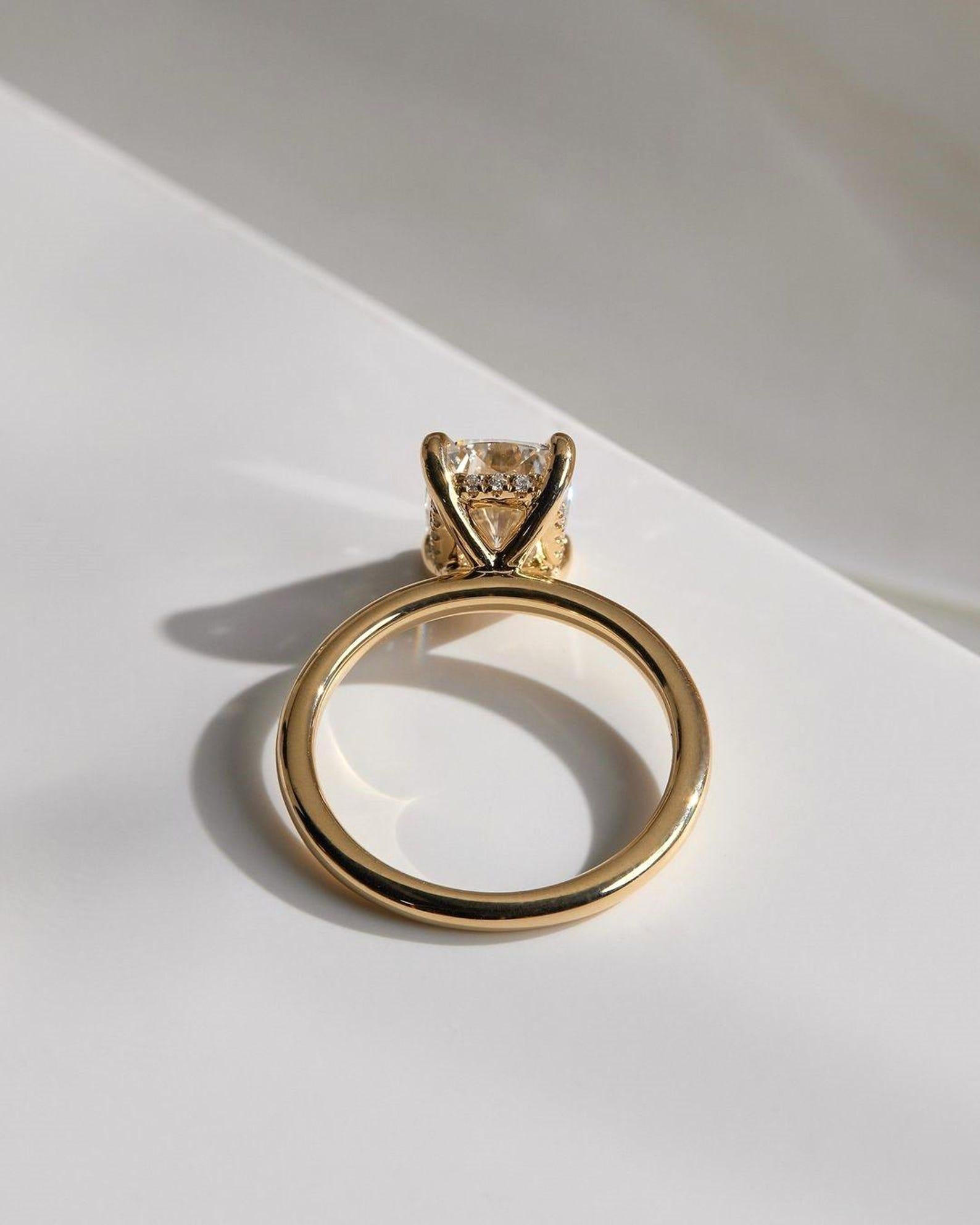 Femenino o masculino Anillo solitario de moissanita de corte cojín alargado Anillo de compromiso para mujer.
