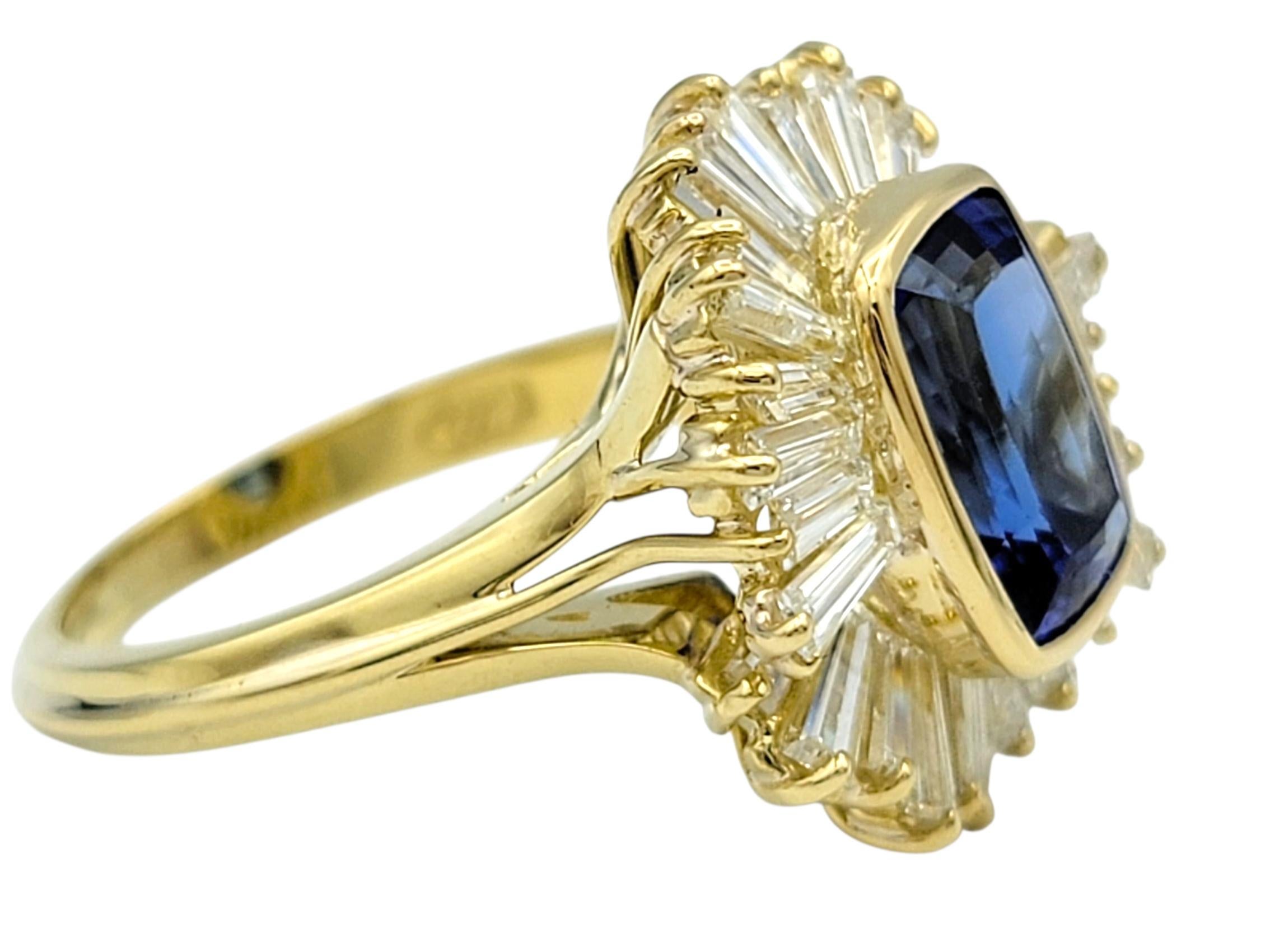 Taille coussin Bague de cocktail Tanzanite taille coussin et diamant baguette en or 18 carats en vente