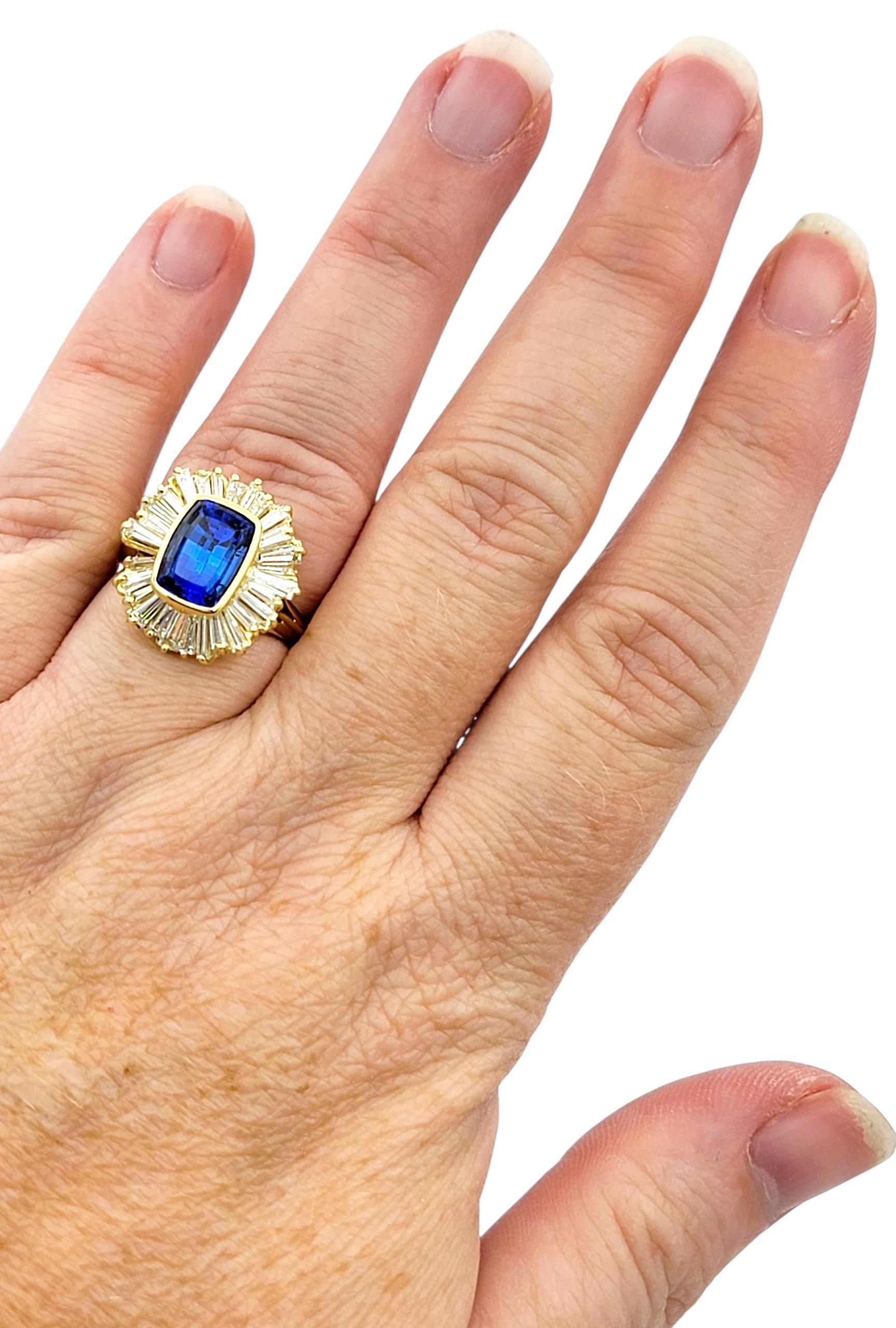 Bague de cocktail Tanzanite taille coussin et diamant baguette en or 18 carats en vente 2