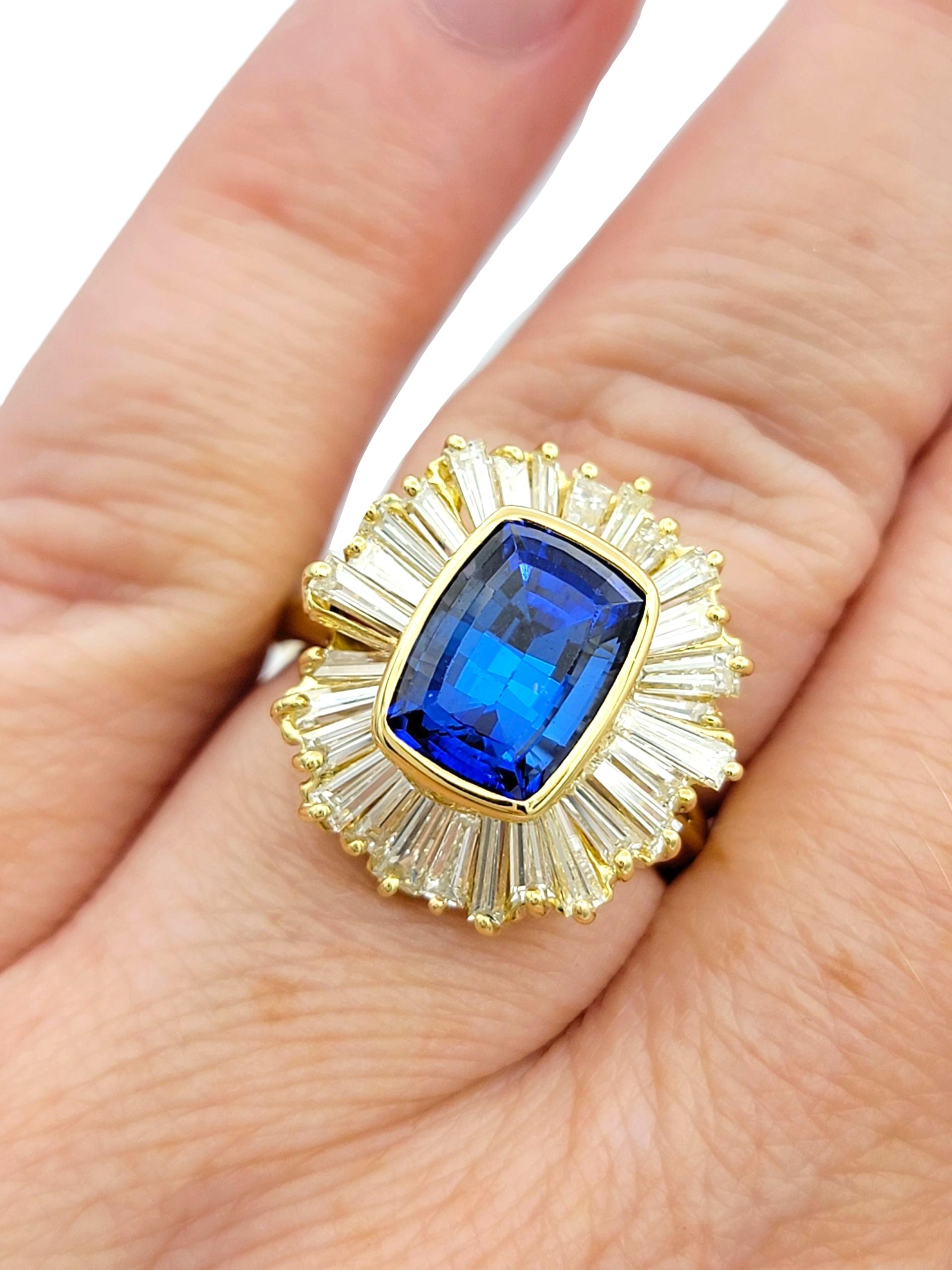 Bague de cocktail Tanzanite taille coussin et diamant baguette en or 18 carats en vente 3