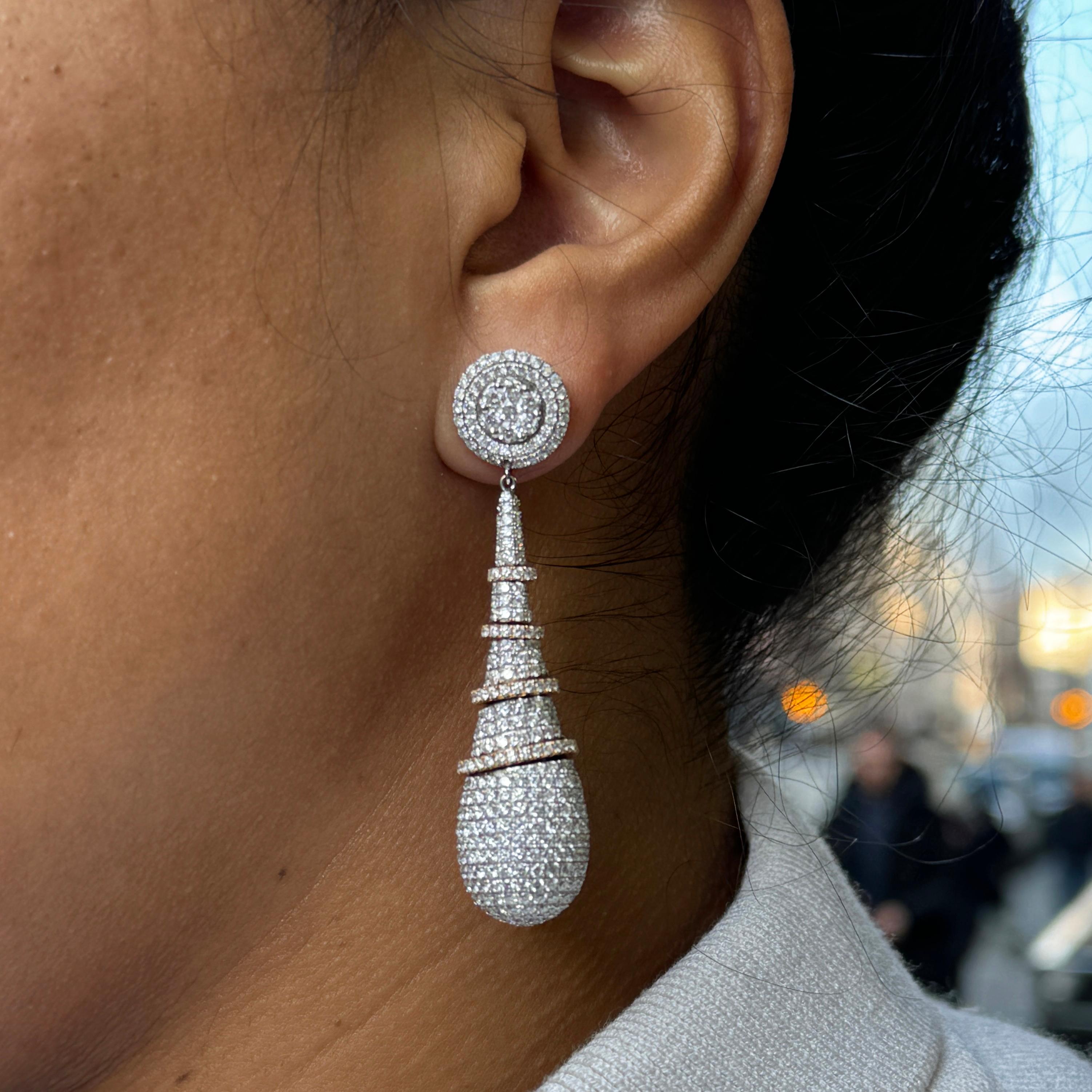 Orecchini a goccia con diamante allungato in oro bianco e giallo 18 carati In condizioni ottime in vendita a London, GB