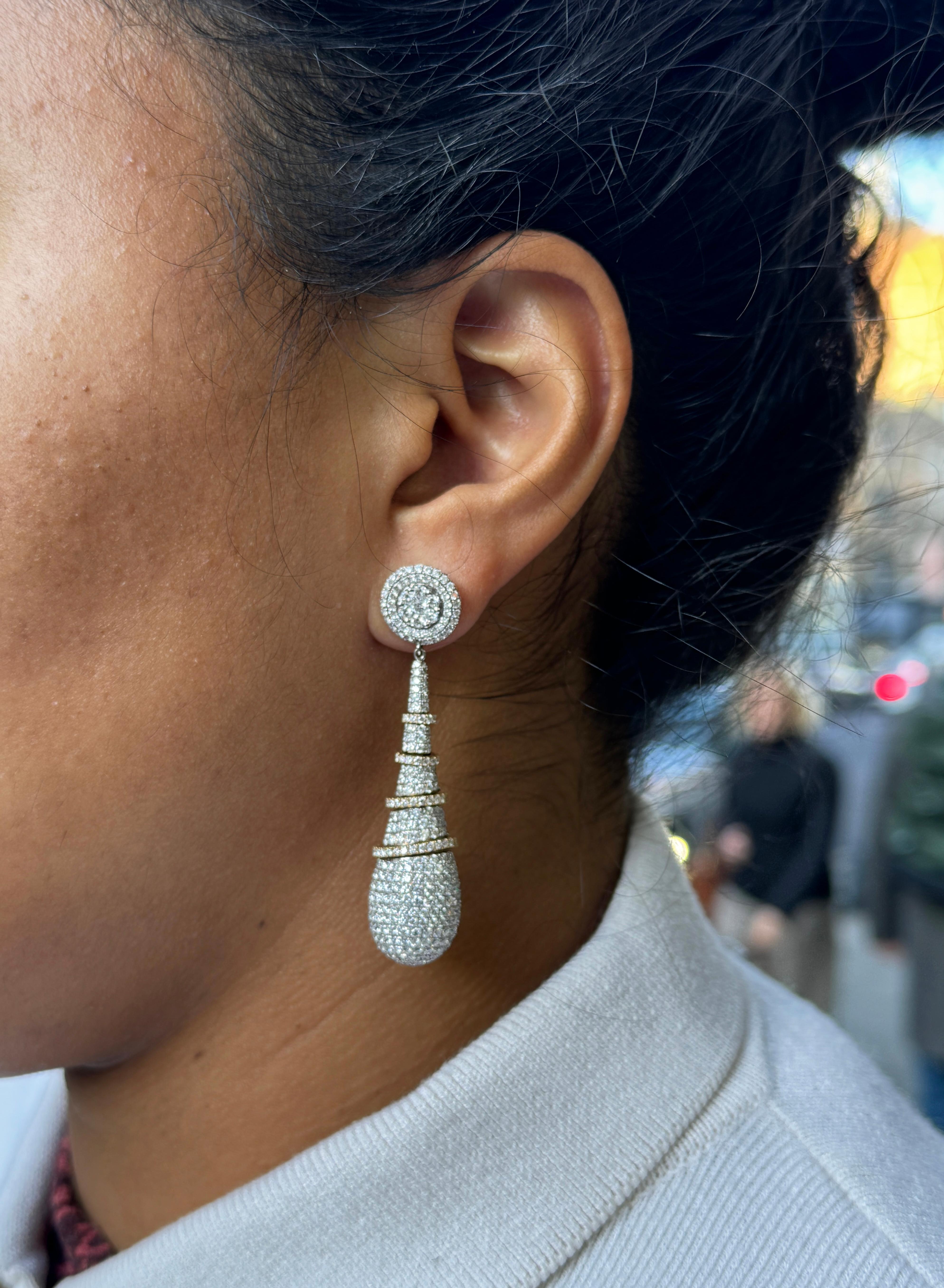 Donna Orecchini a goccia con diamante allungato in oro bianco e giallo 18 carati in vendita