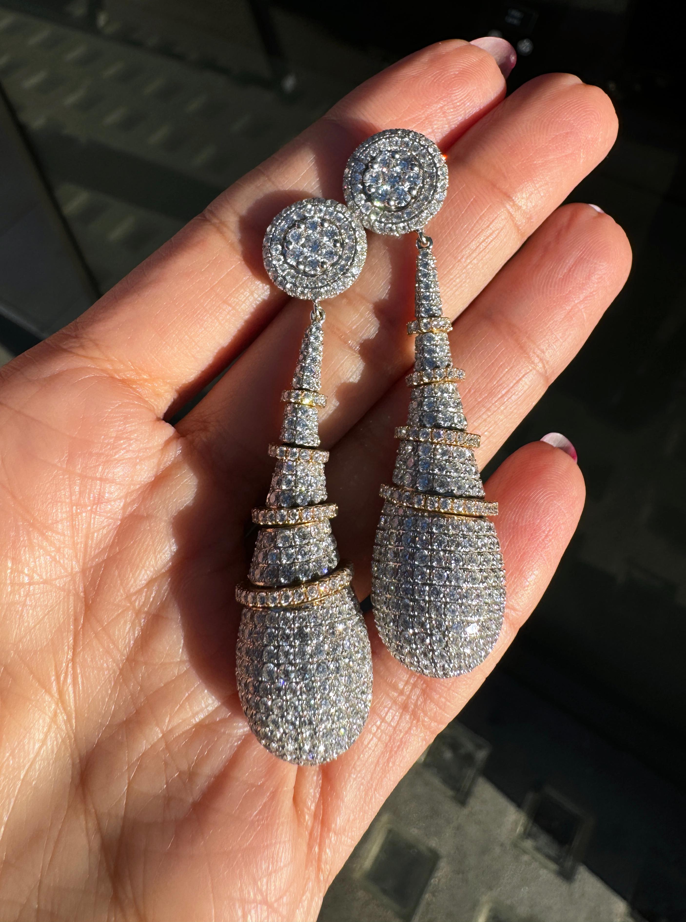 Orecchini a goccia con diamante allungato in oro bianco e giallo 18 carati in vendita 1