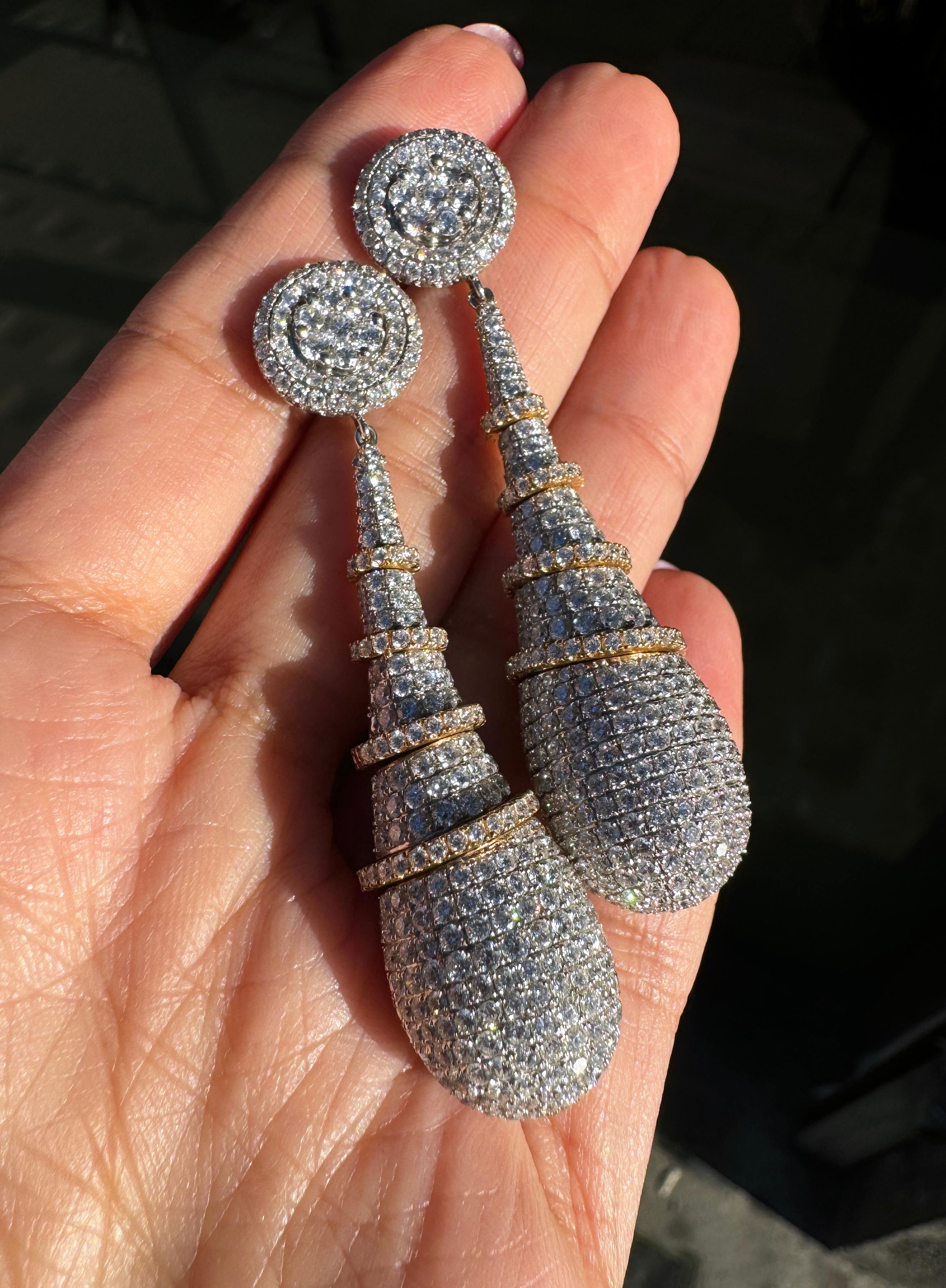 Orecchini a goccia con diamante allungato in oro bianco e giallo 18 carati in vendita 2