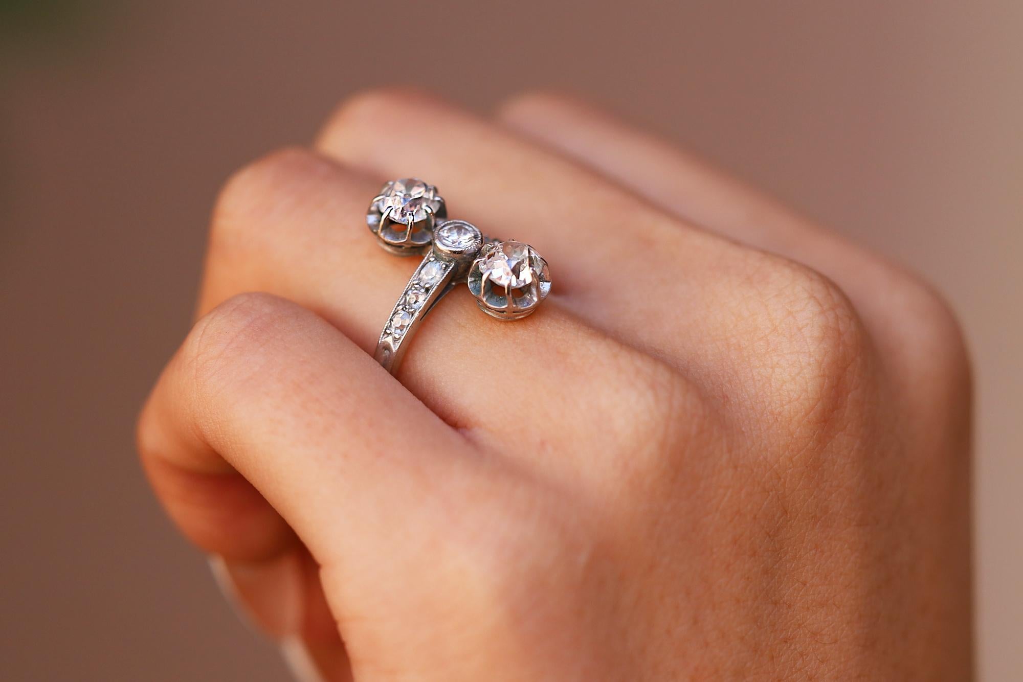 Langer edwardianischer Verlobungsring mit zwei Diamanten und drei Steinen, Trilogie (Alteuropäischer Brillantschliff) im Angebot