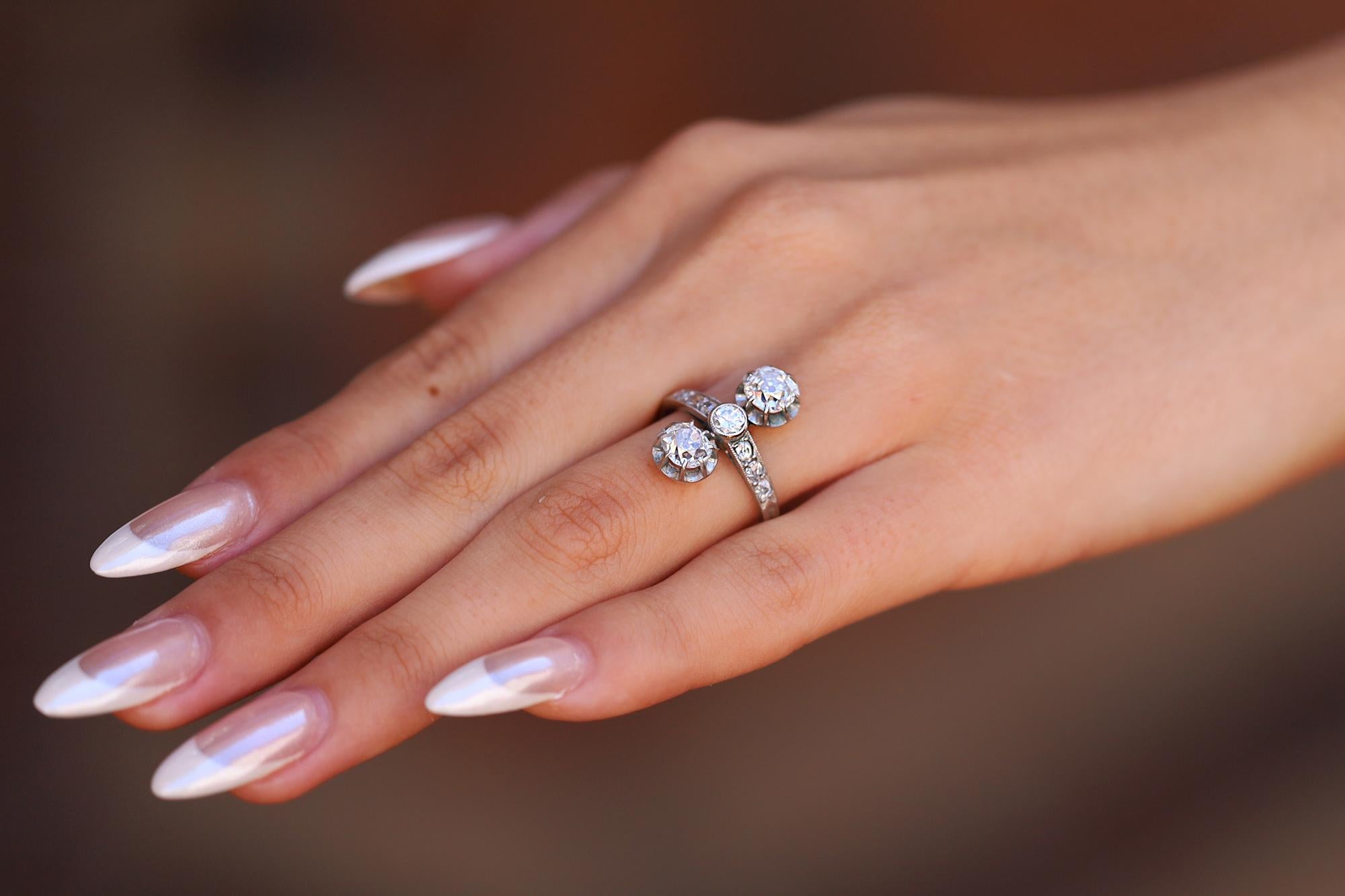 Langer edwardianischer Verlobungsring mit zwei Diamanten und drei Steinen, Trilogie im Zustand „Gut“ im Angebot in Santa Barbara, CA