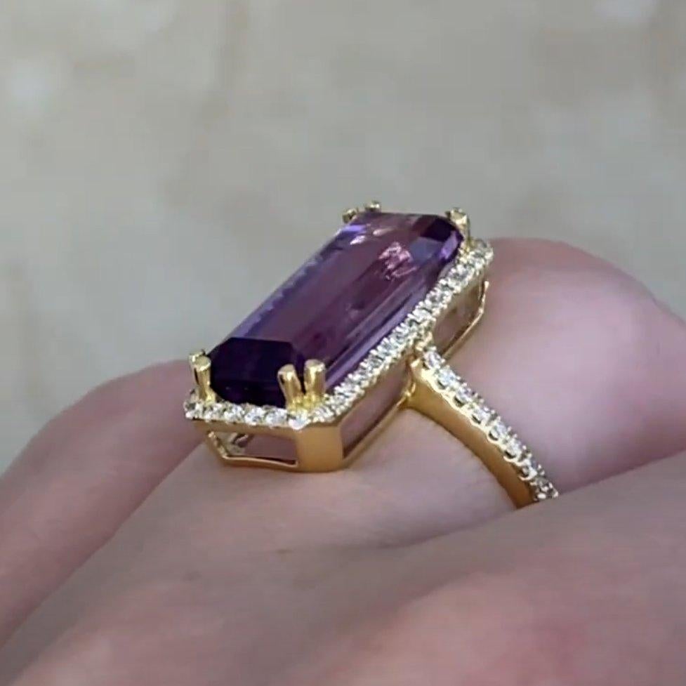 Elongated Emerald Cut Amethyst Cluster Ring (Approx. 3.70-Carats), Yellow Gold In Excellent Condition For Sale In New York, NY
