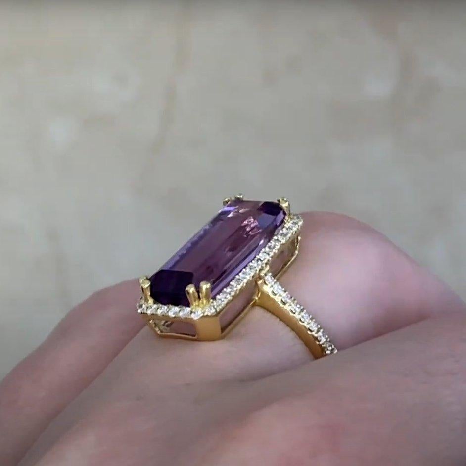Bague allongée en or jaune avec améthyste taille émeraude (environ 3,70 carats) Excellent état - En vente à New York, NY