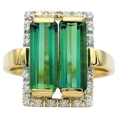 Anillo cóctel de turmalina talla esmeralda alargada y halo de diamantes en oro de 18 quilates