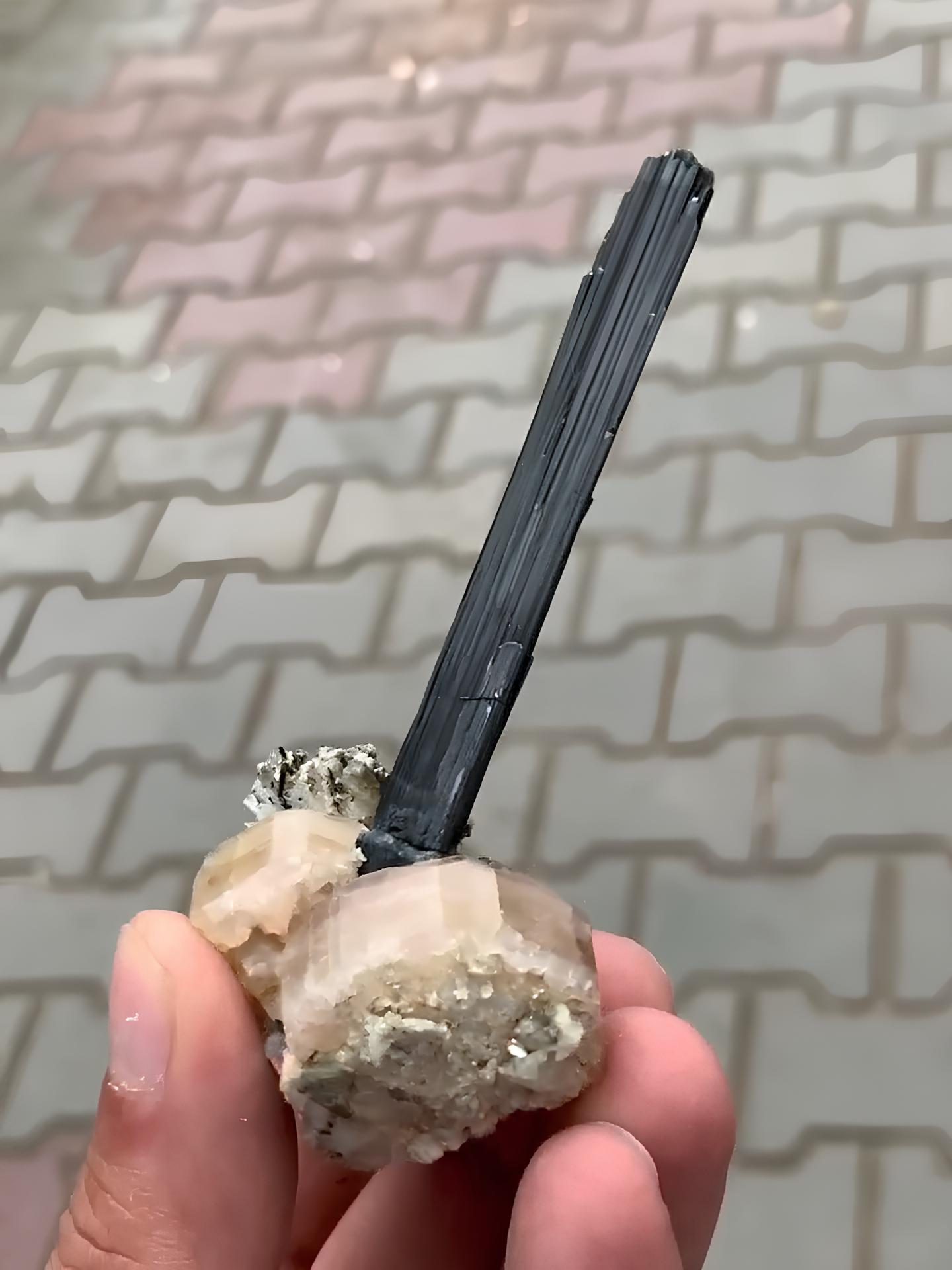 Langer freistehender Schorl aus schwarzem Turmalinkristall auf Apatit aus Pakistan (Art déco) im Angebot