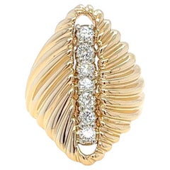 Langer geschnitzter Goldring mit Wellenring mit Diamant-Linien-Akzent