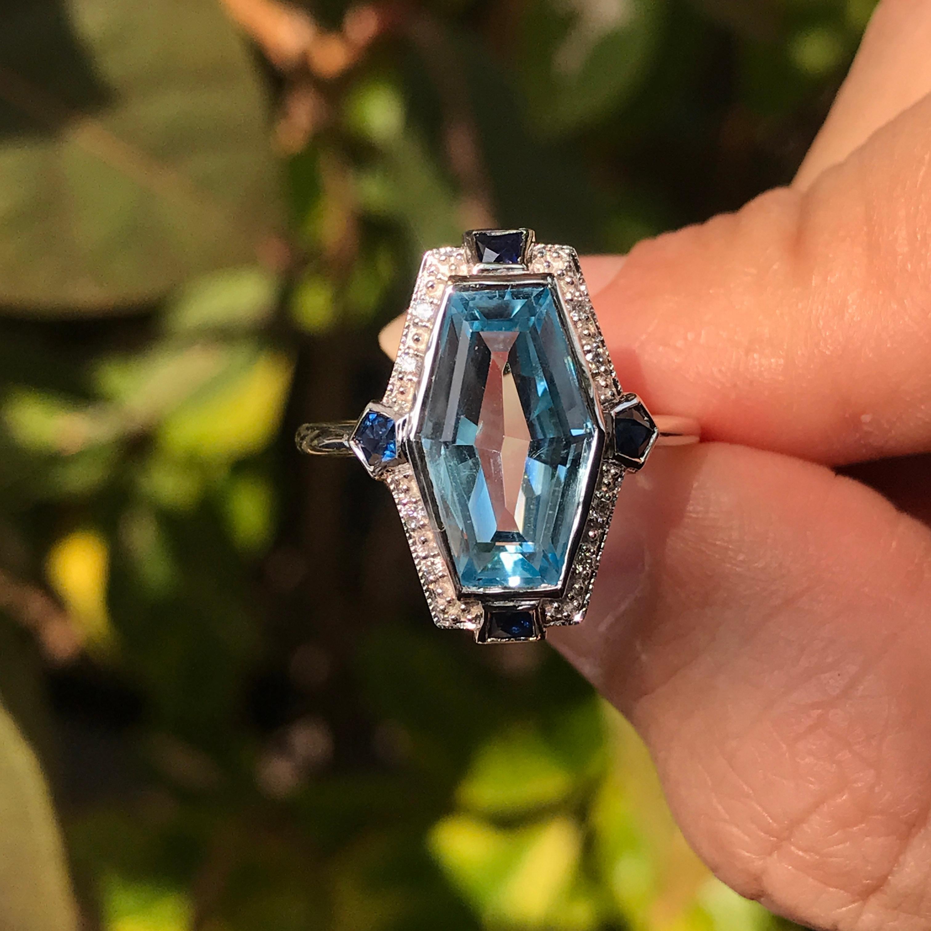 En vente :  Bague de style Art déco en or 14 carats avec topaze bleue hexagonale allongée, diamant et saphir 2