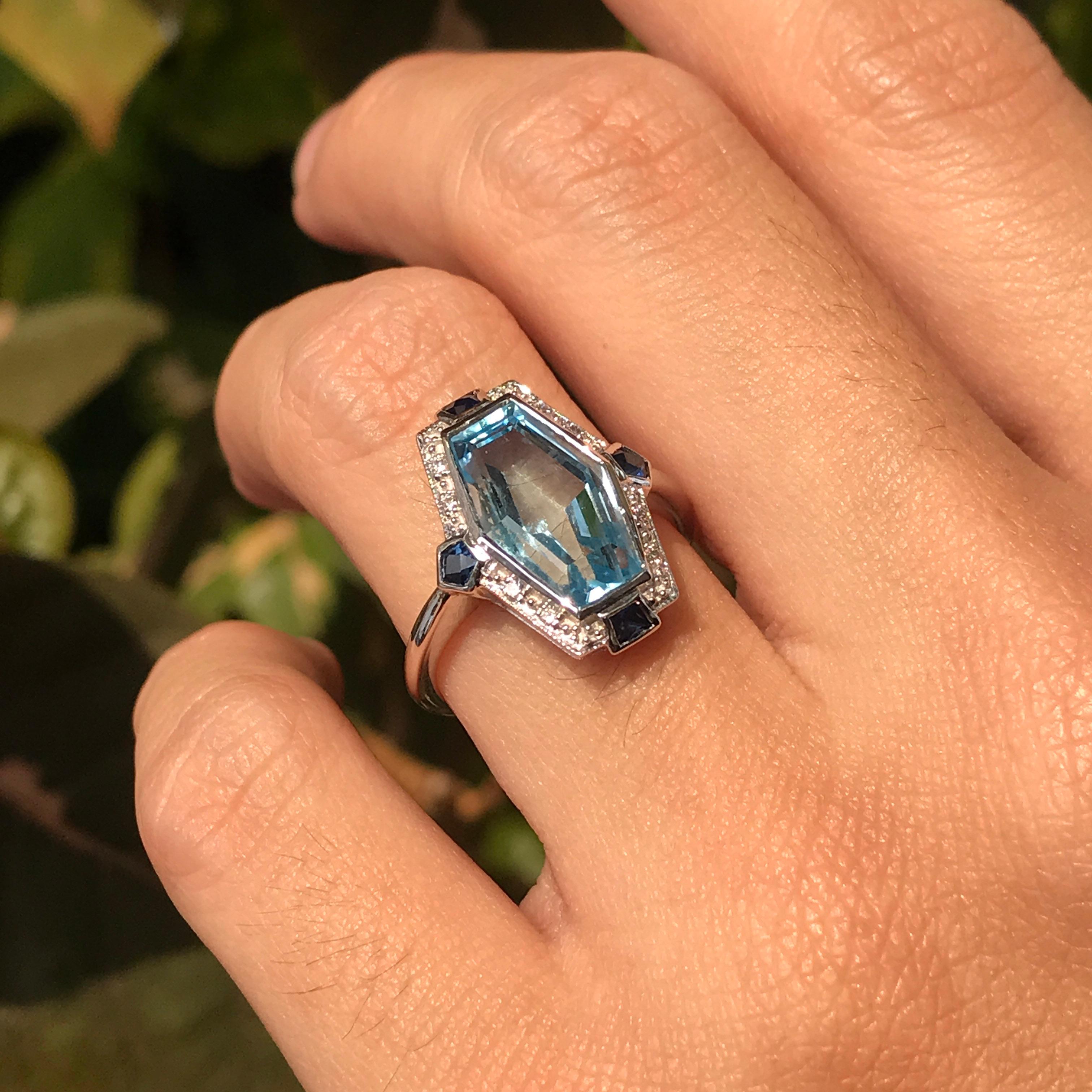 En vente :  Bague de style Art déco en or 14 carats avec topaze bleue hexagonale allongée, diamant et saphir 3