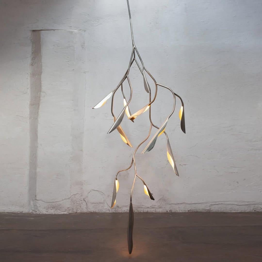 Colgante contemporáneo de latón con forma de hoja alargada y ramificada de Morghen Studio Siglo XXI y contemporáneo en venta