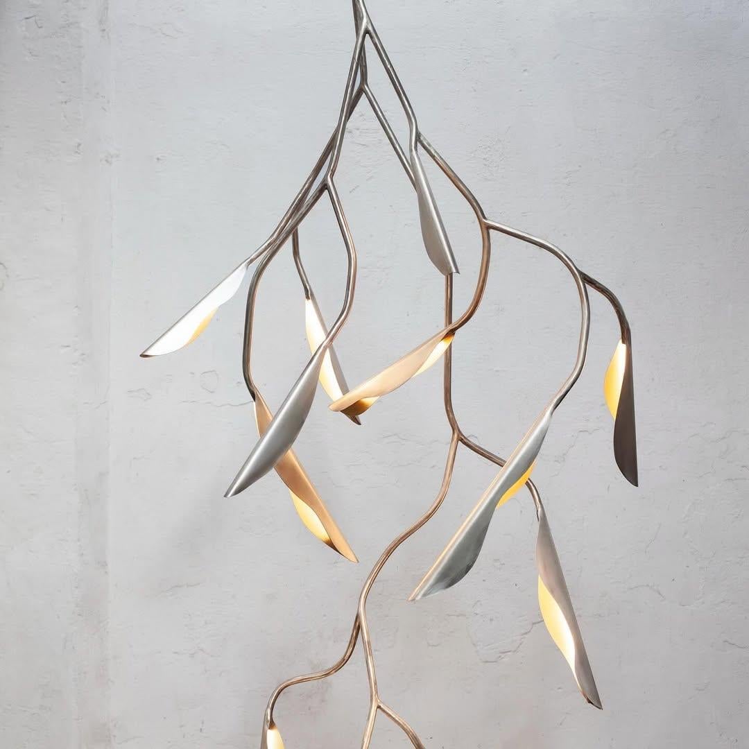 Colgante contemporáneo de latón con forma de hoja alargada y ramificada de Morghen Studio en venta 1