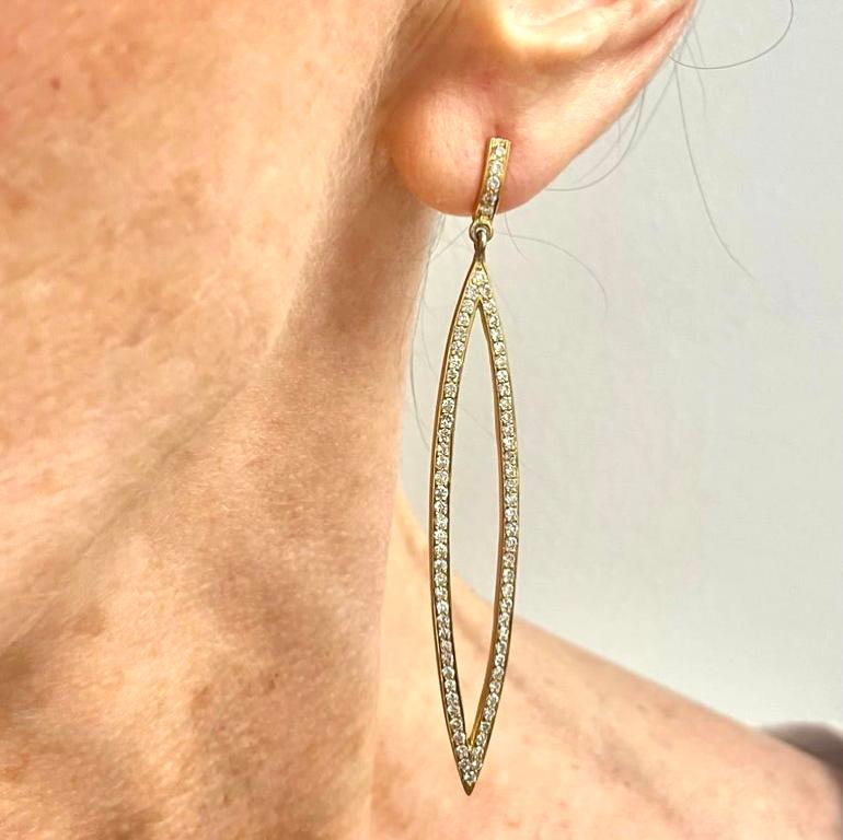 Pendientes Paradizia de oro amarillo de 18k y diamantes pavé con forma de marquesa alargada en venta 4
