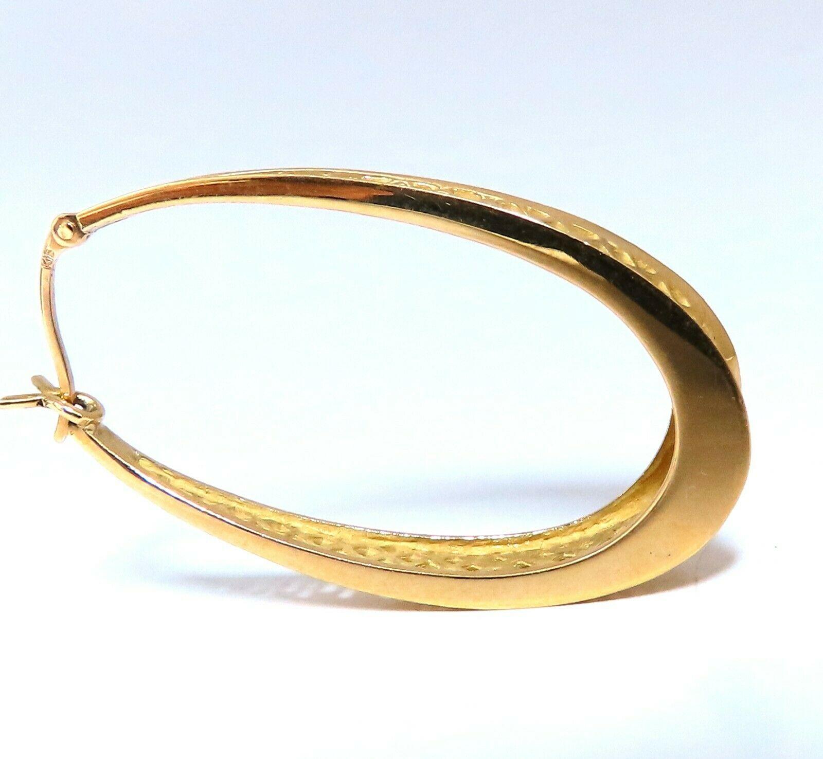 Elongated Mesh Lever Clip Hoop Earrings 14kt Gold In New Condition For Sale In New York, NY