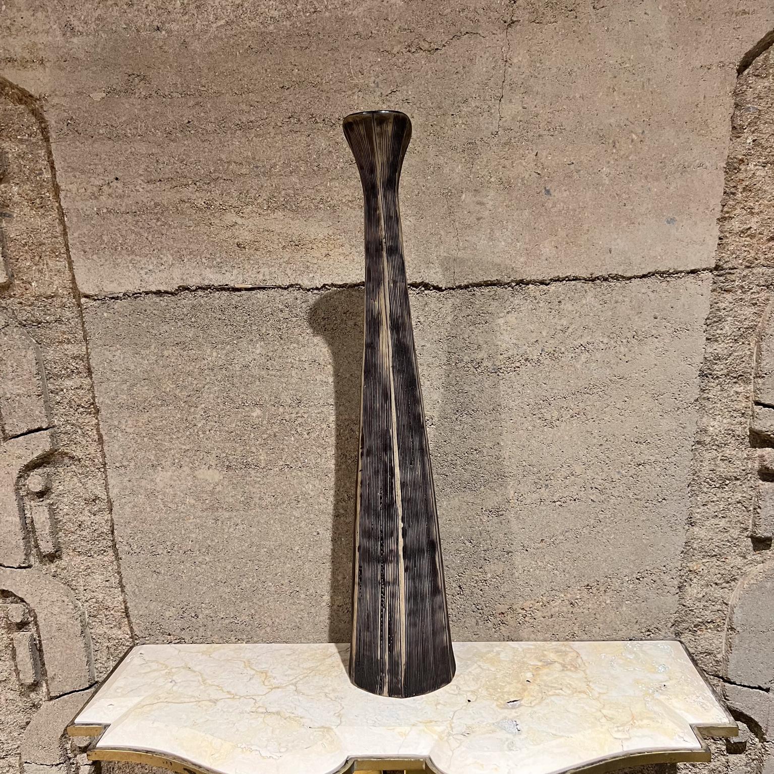 Vaso in ceramica d'arte dalla texture elegante, bianco e nero
senza segno.
16 H. x 5,5 diam.
Condizioni pulite e d'epoca, usate, di cui non si può fare a meno.
Fai riferimento alle immagini