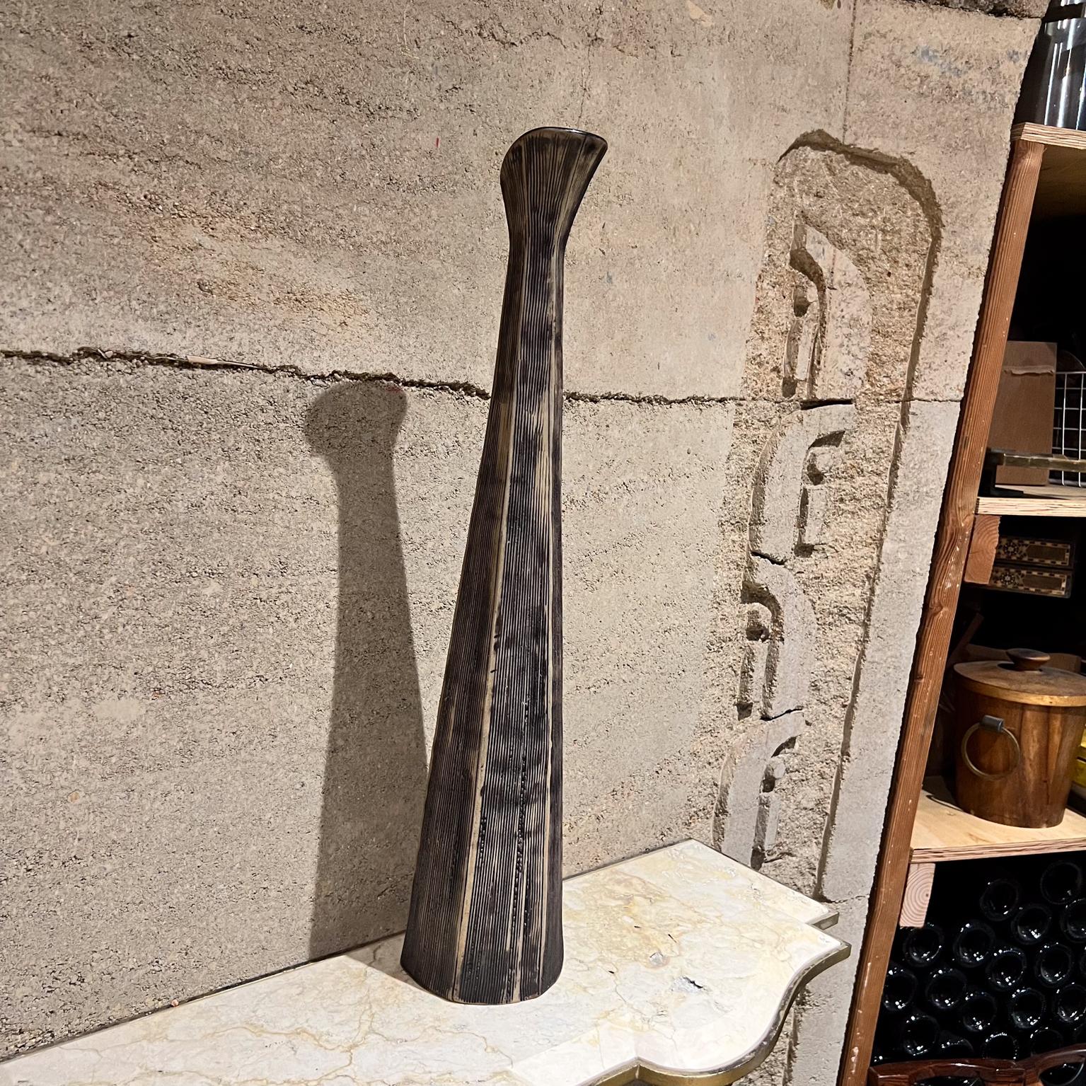 Mid-Century moderno Vaso moderno allungato con texture in ceramica d'arte in bianco e nero in vendita