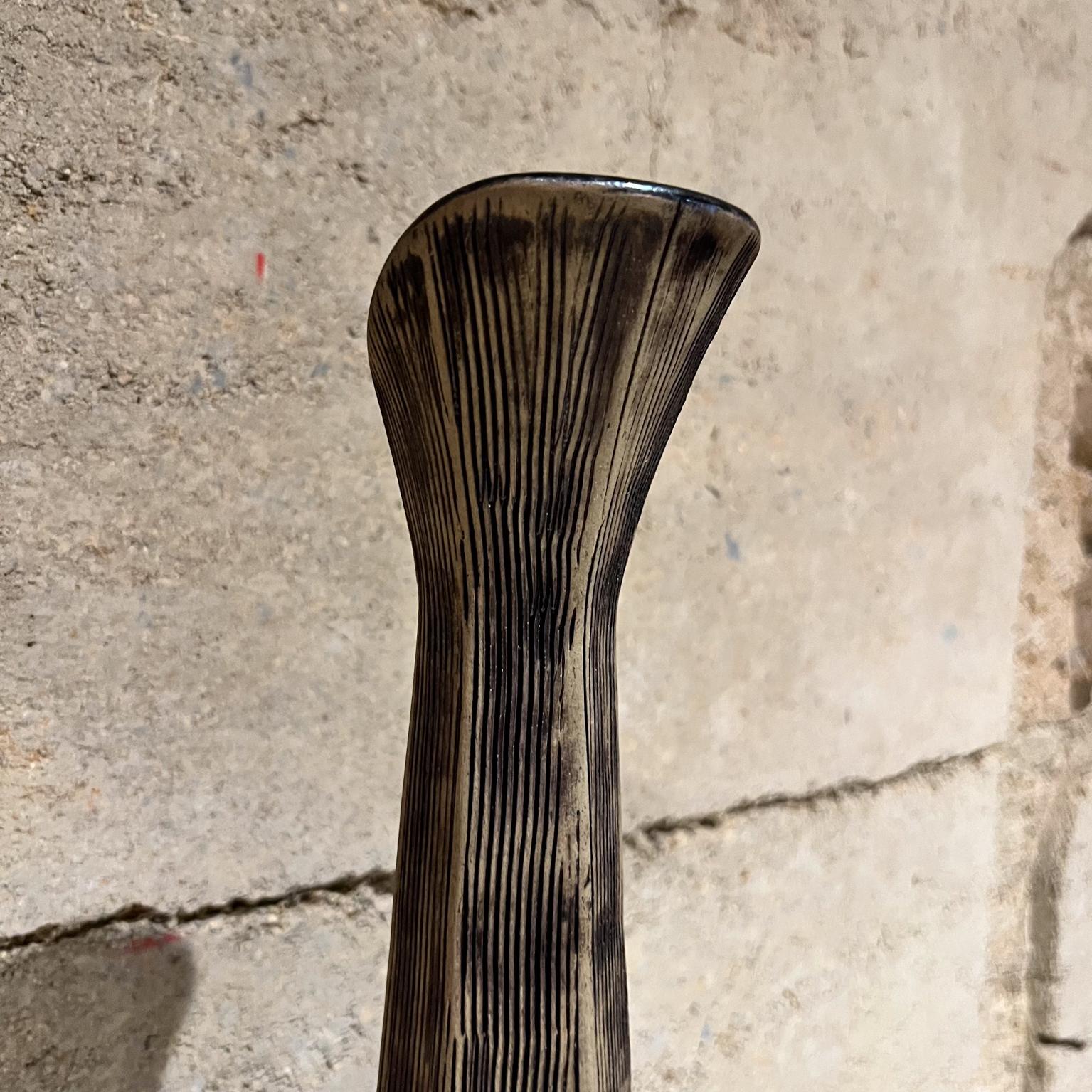 Vaso moderno allungato con texture in ceramica d'arte in bianco e nero In condizioni buone in vendita a Chula Vista, CA