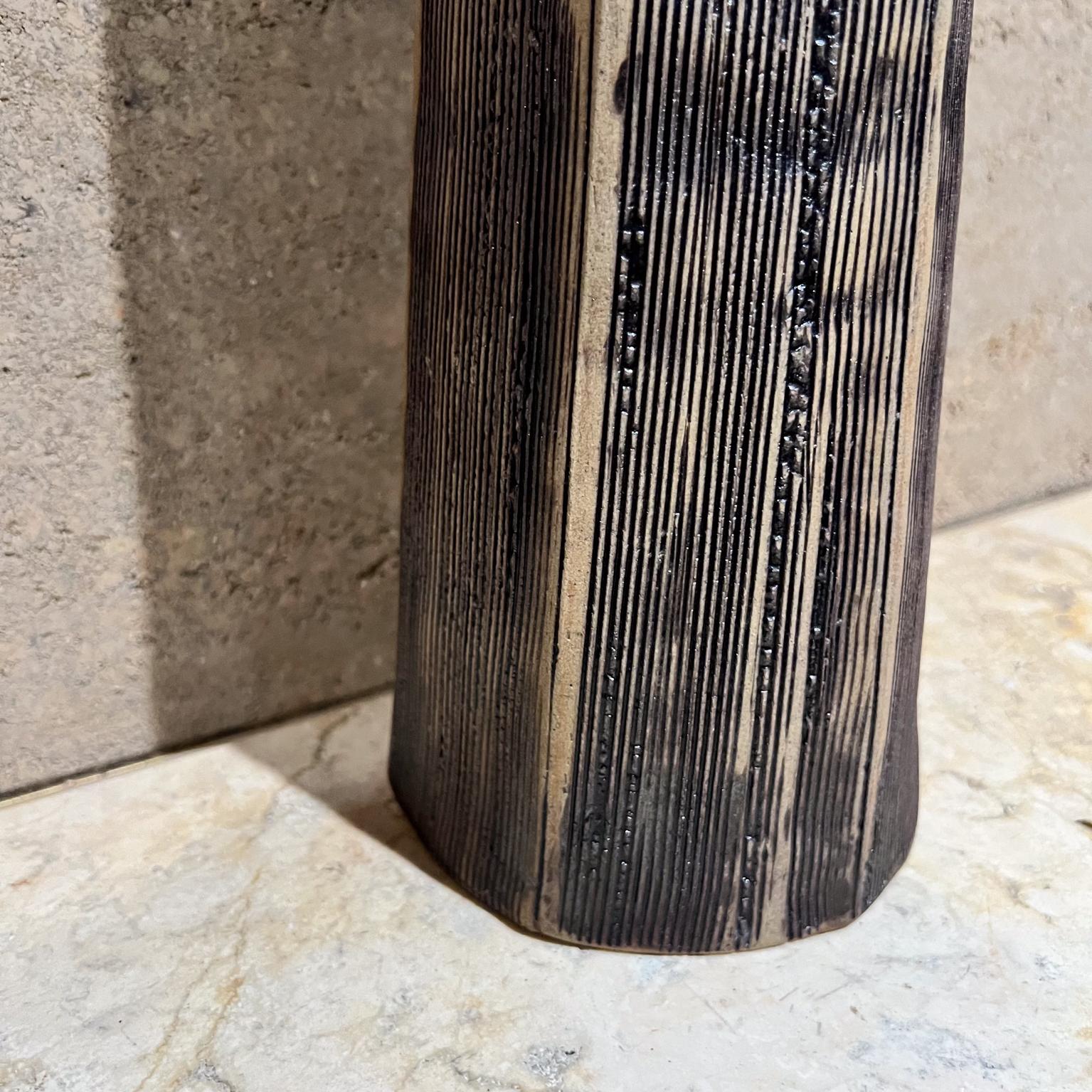 Terracotta Vaso moderno allungato con texture in ceramica d'arte in bianco e nero in vendita