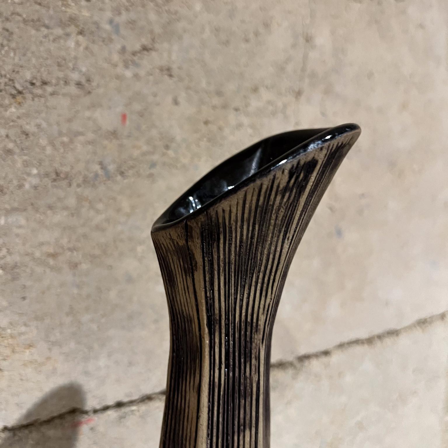 Vaso moderno allungato con texture in ceramica d'arte in bianco e nero in vendita 2