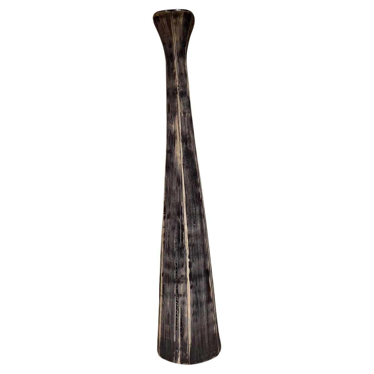 Vaso moderno allungato con texture in ceramica d'arte in bianco e nero