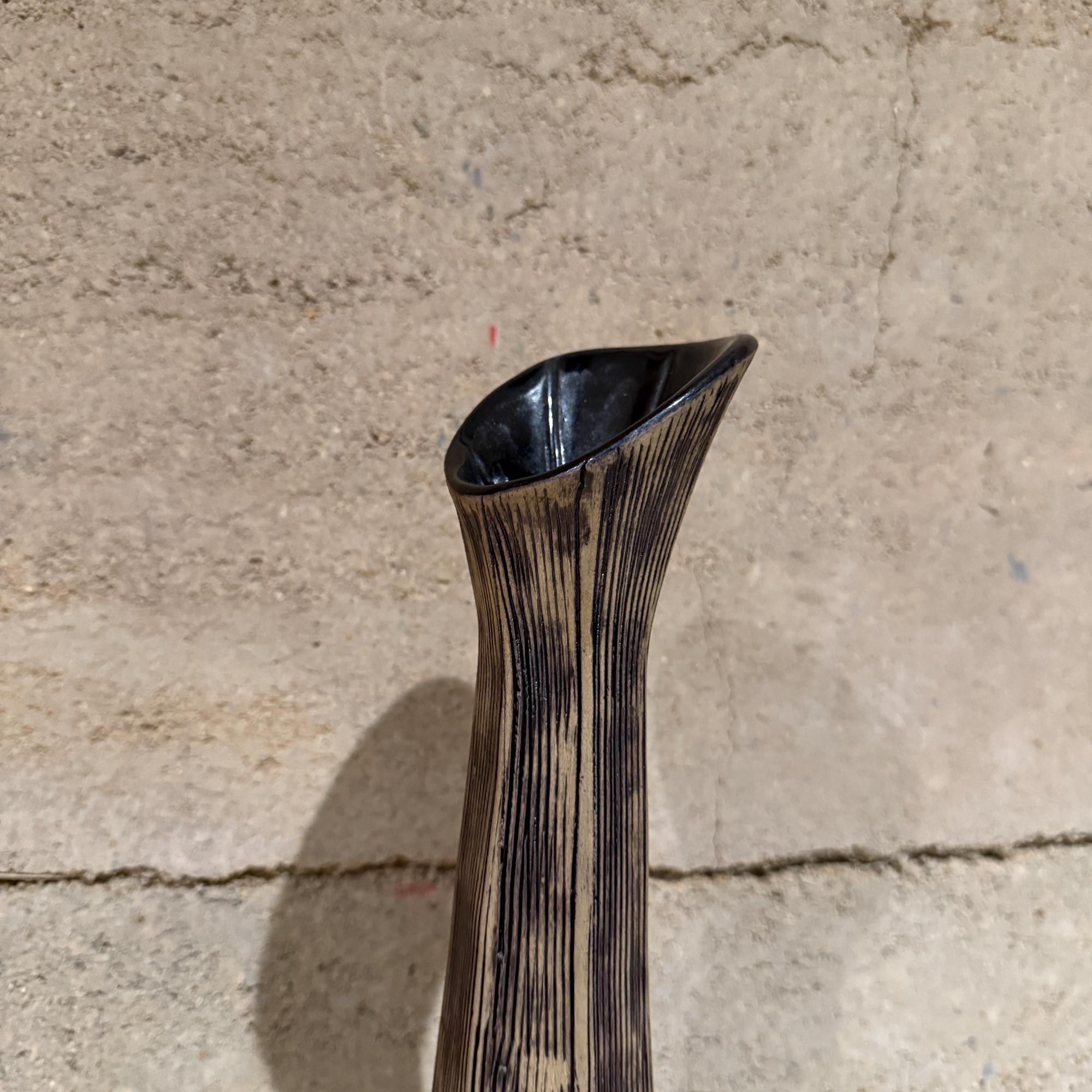 Vaso moderno allungato con texture in ceramica d'arte in bianco e nero in vendita 6