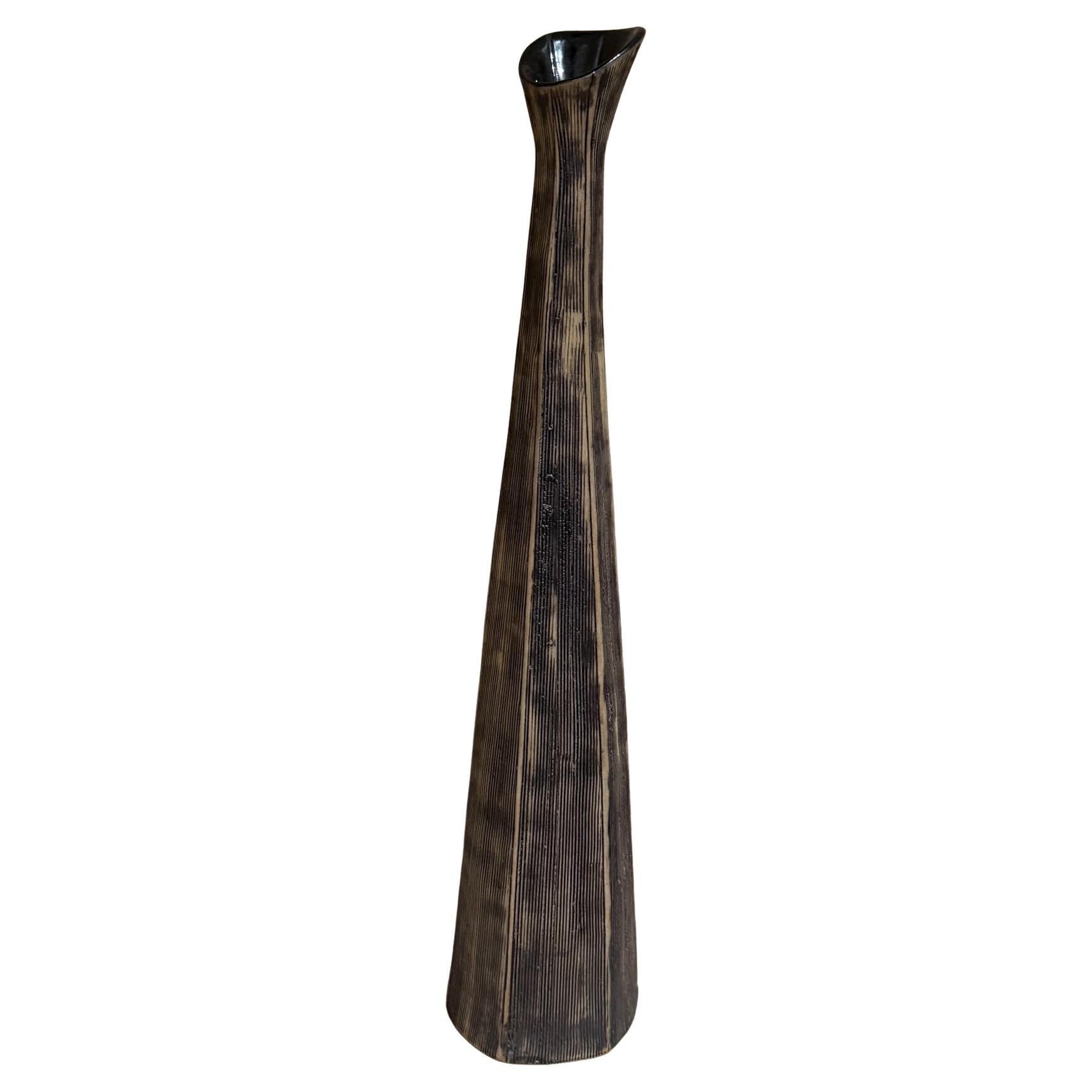 Vaso moderno allungato con texture in ceramica d'arte in bianco e nero in vendita