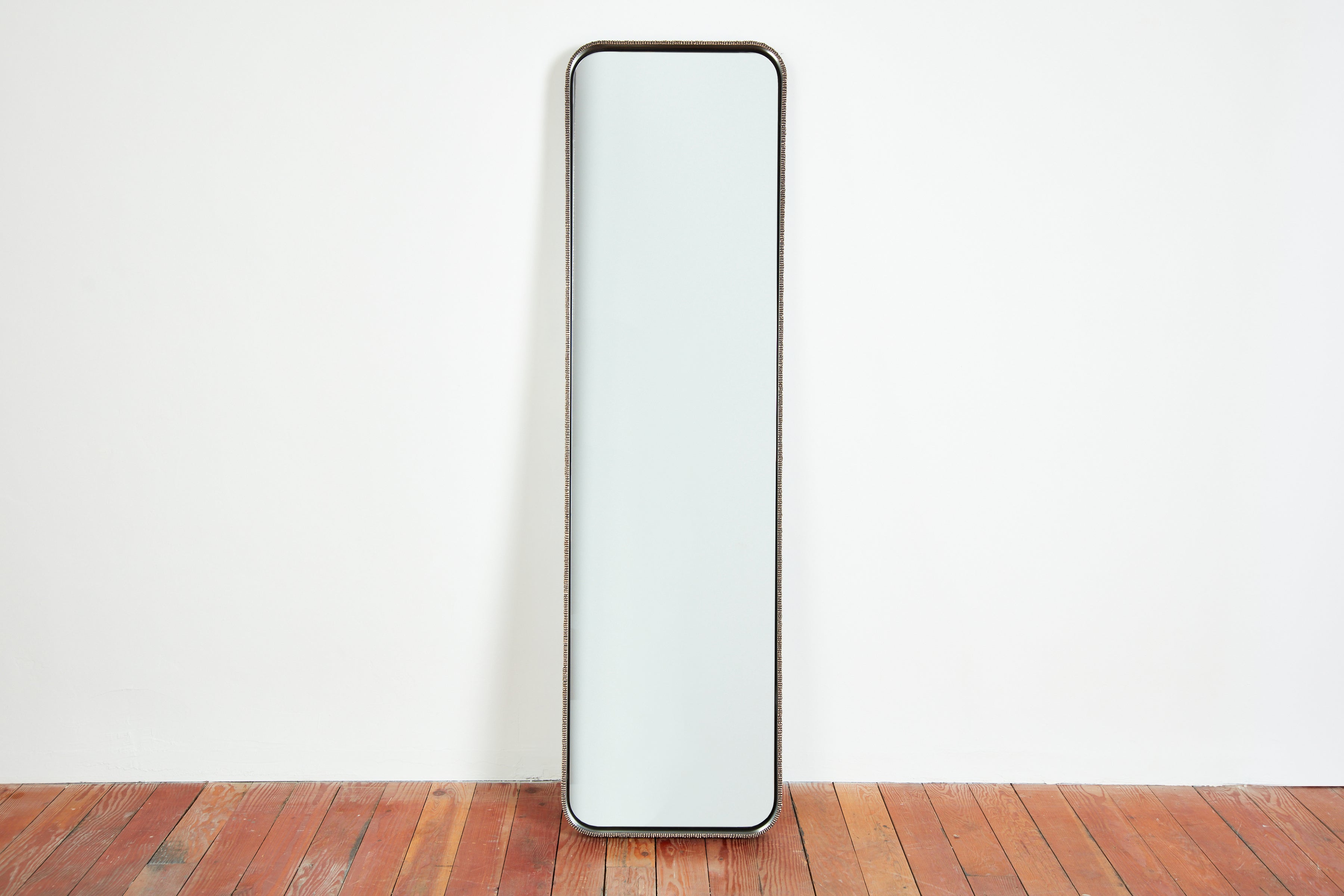 Ein faszinierender Luxus-Spiegel, der Stahl, Bronze und eine geschmolzene Oberfläche miteinander verbindet.

William Emmersons brillant gestalteter 
