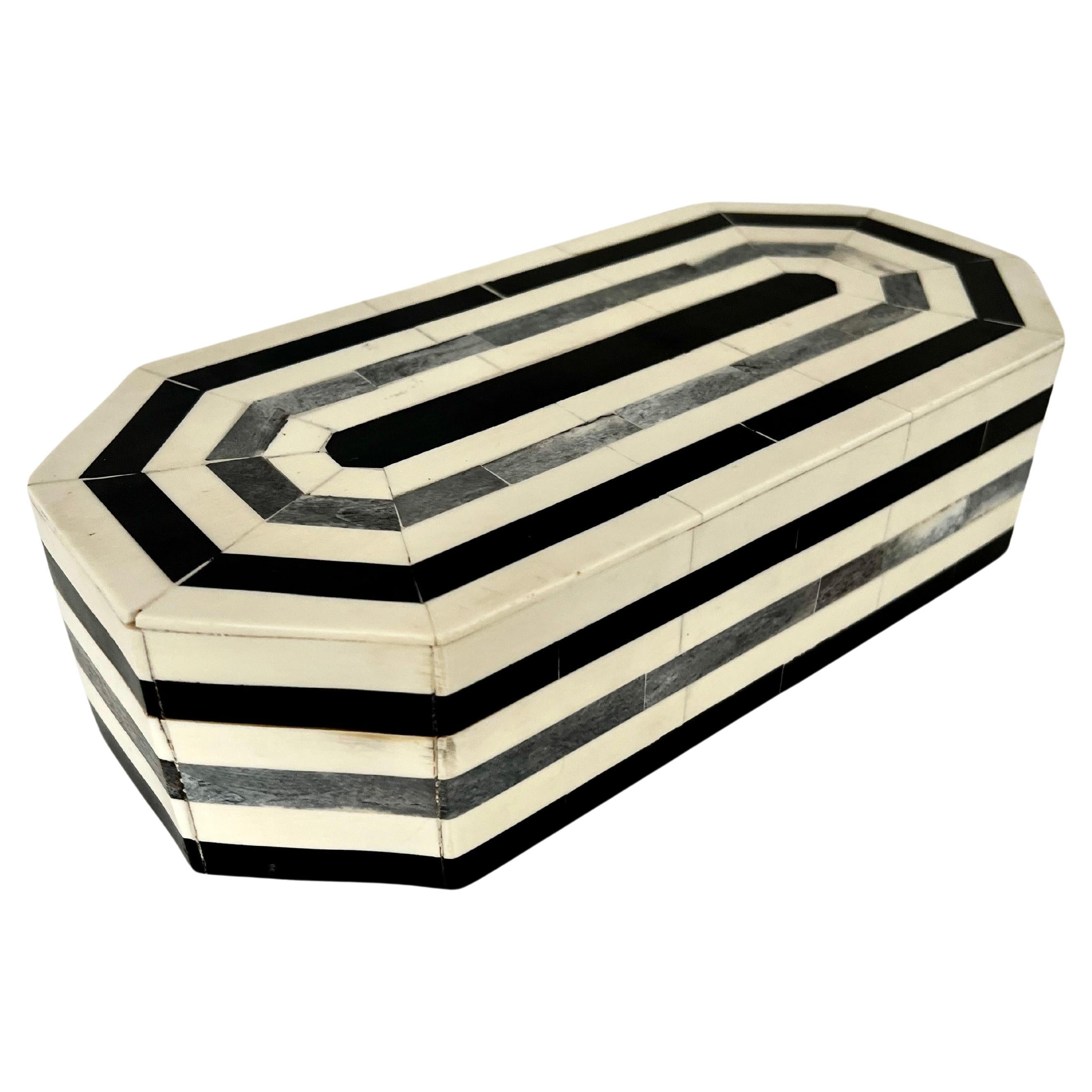 Boîte octogonale allongée à couvercle en os tessellée dans le style d' Enrique Garcel