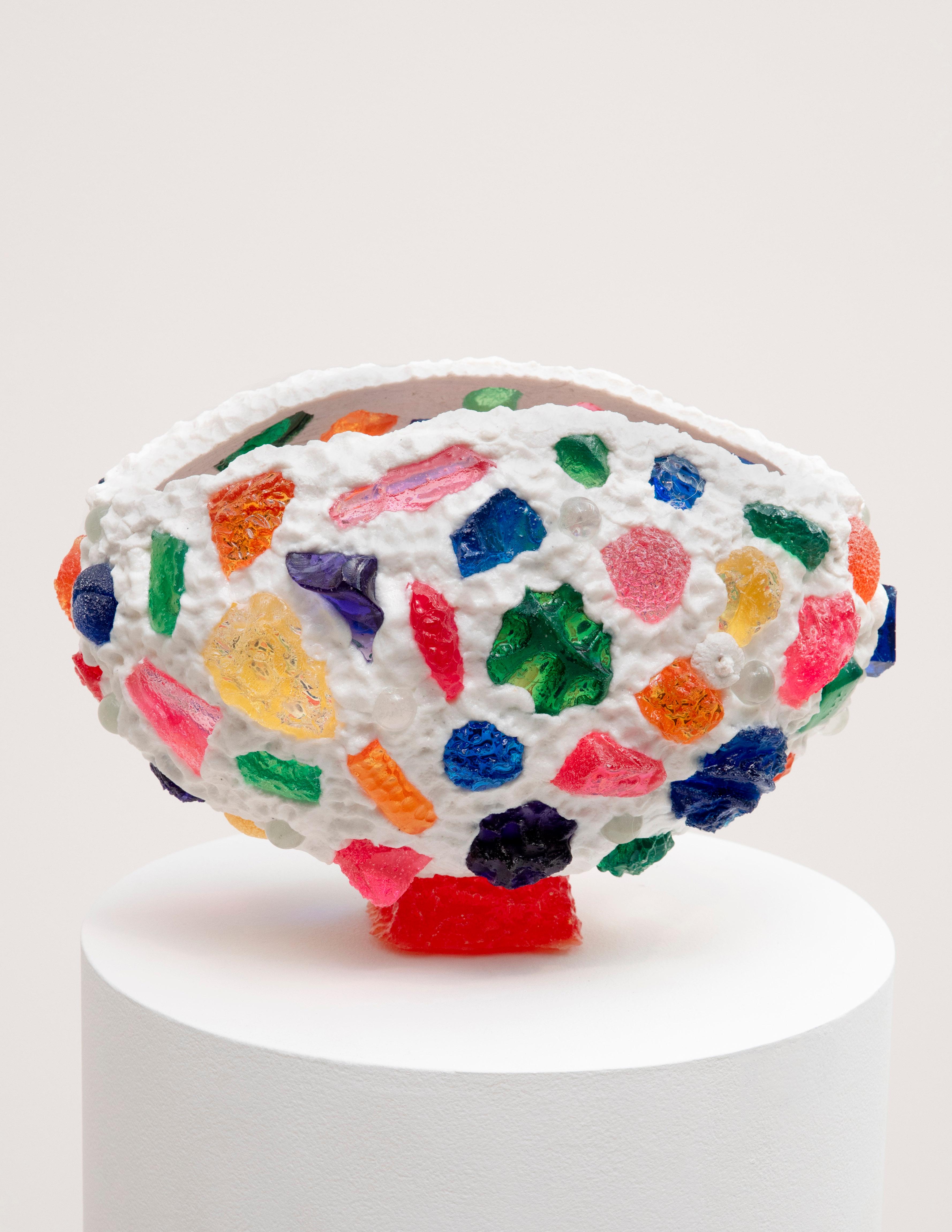 Vaso Ambrosia aperto e allungato in resina fusa multicolore di Joseph Algieri
Dimensioni: P 15,2 x L 33 x H 20,3 cm.
Materiali: Resina fusa.
