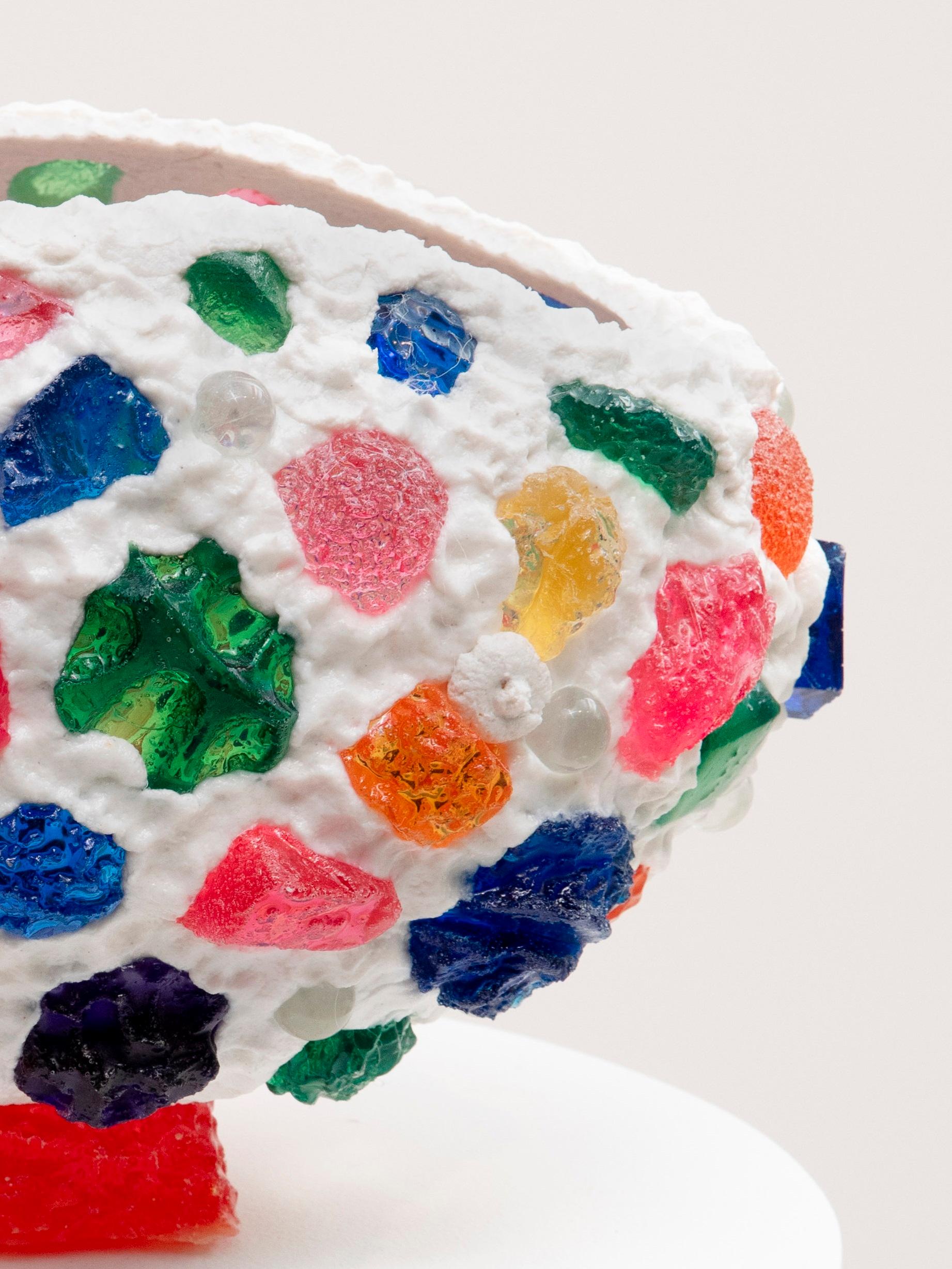Postmoderno Vaso Ambrosia aperto e allungato in resina fusa multicolore di Joseph Algieri in vendita