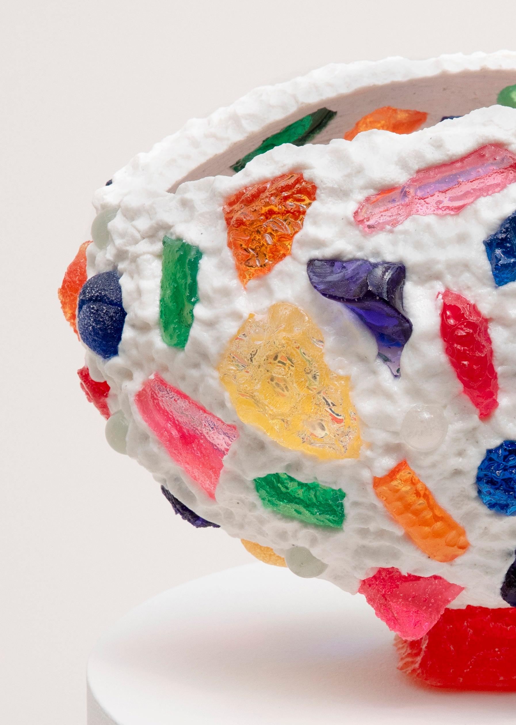 Svizzero Vaso Ambrosia aperto e allungato in resina fusa multicolore di Joseph Algieri in vendita