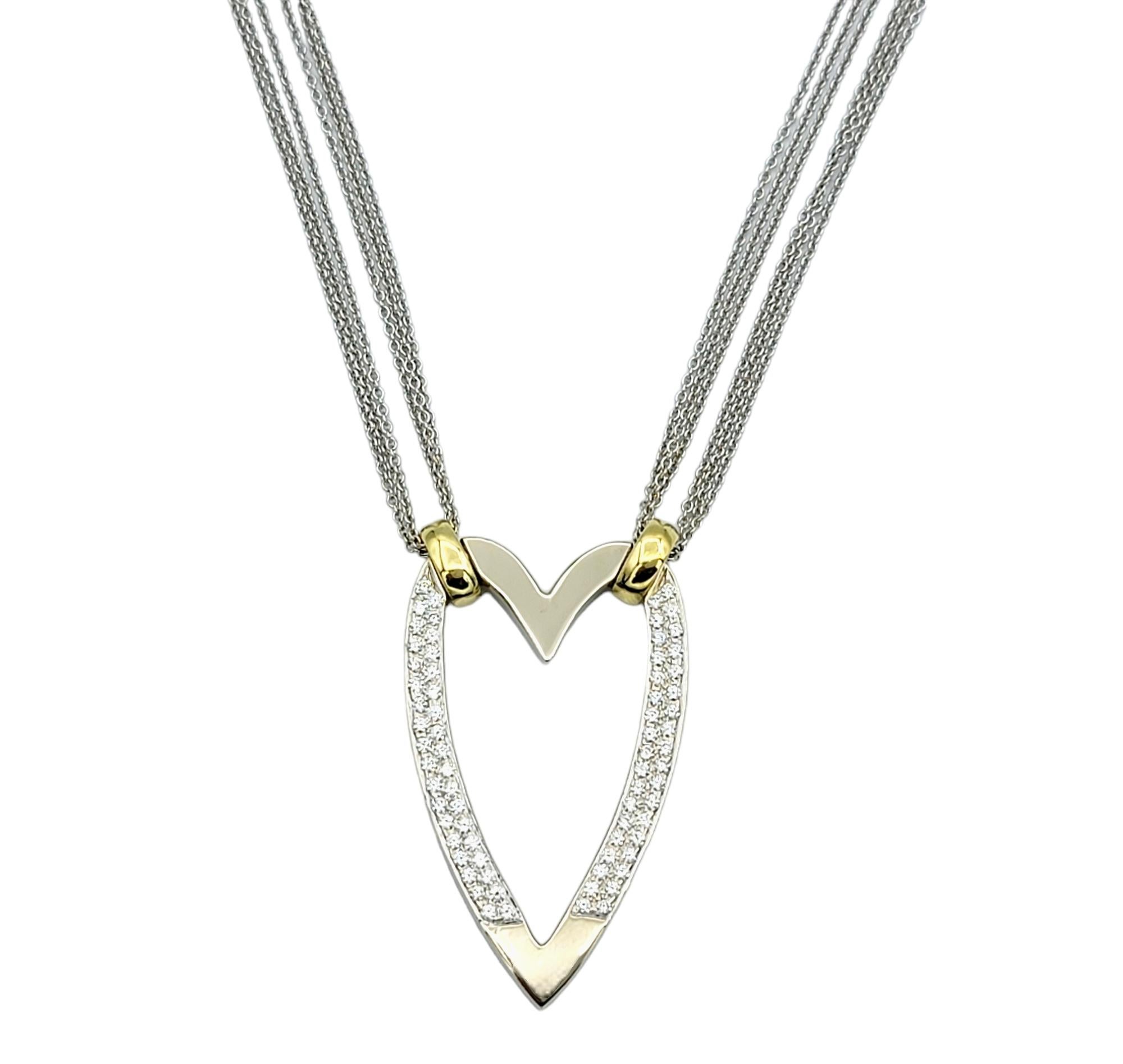 Si tratta di una bellissima collana a forma di cuore allungato realizzata con maestria in oro bianco e giallo a 18 carati. Il design a più fili aggiunge un tocco contemporaneo, con ogni filo che ricade graziosamente a cascata per creare un look a