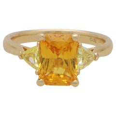 Langer orangefarbener Saphir und gelber Diamant mit drei Steinen aus 18 Karat Gelbgold