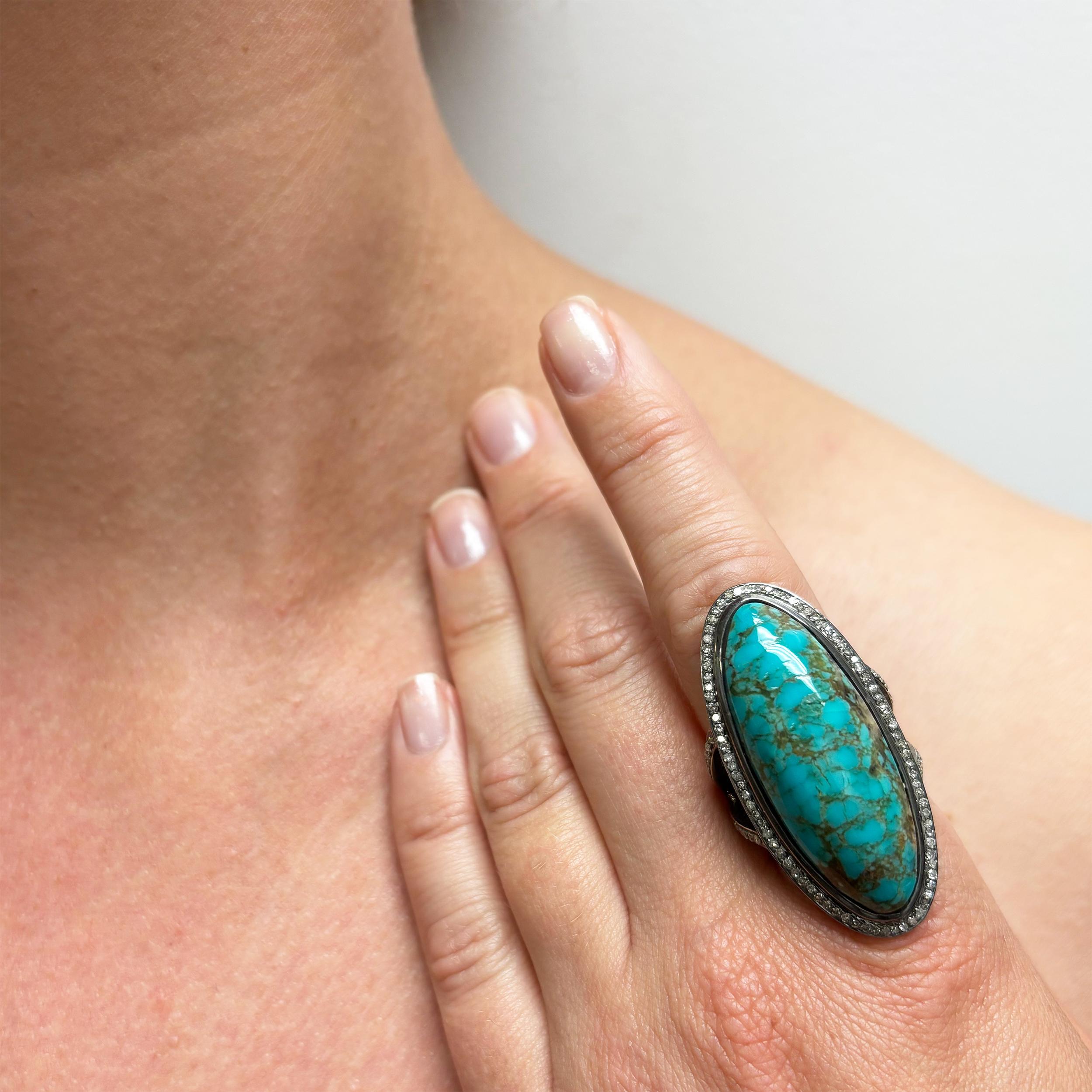 Beschreibung
Großer und auffälliger Ring mit einem hochgewölbten Arizona-Türkis-Cabochon mit schöner Matrix, eingefasst in eine Pflasterdiamantenfassung und ein modisches Y-förmiges Pflasterdiamantenband.
Artikel #R131

MATERIALIEN und