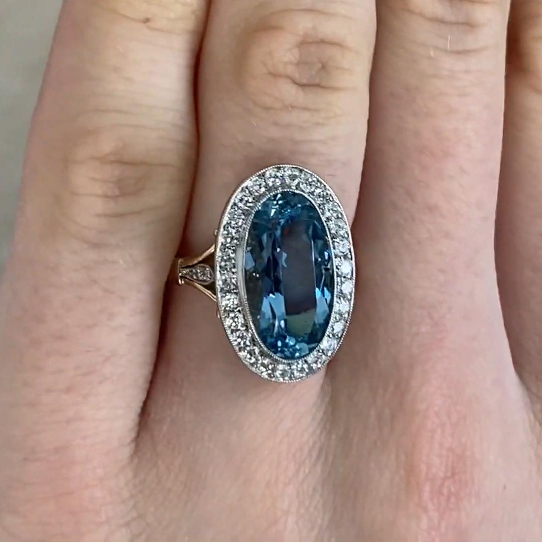 Art déco Bague halo en aigue-marine de taille ovale allongée (environ 4,4 carats), or jaune 18k en vente