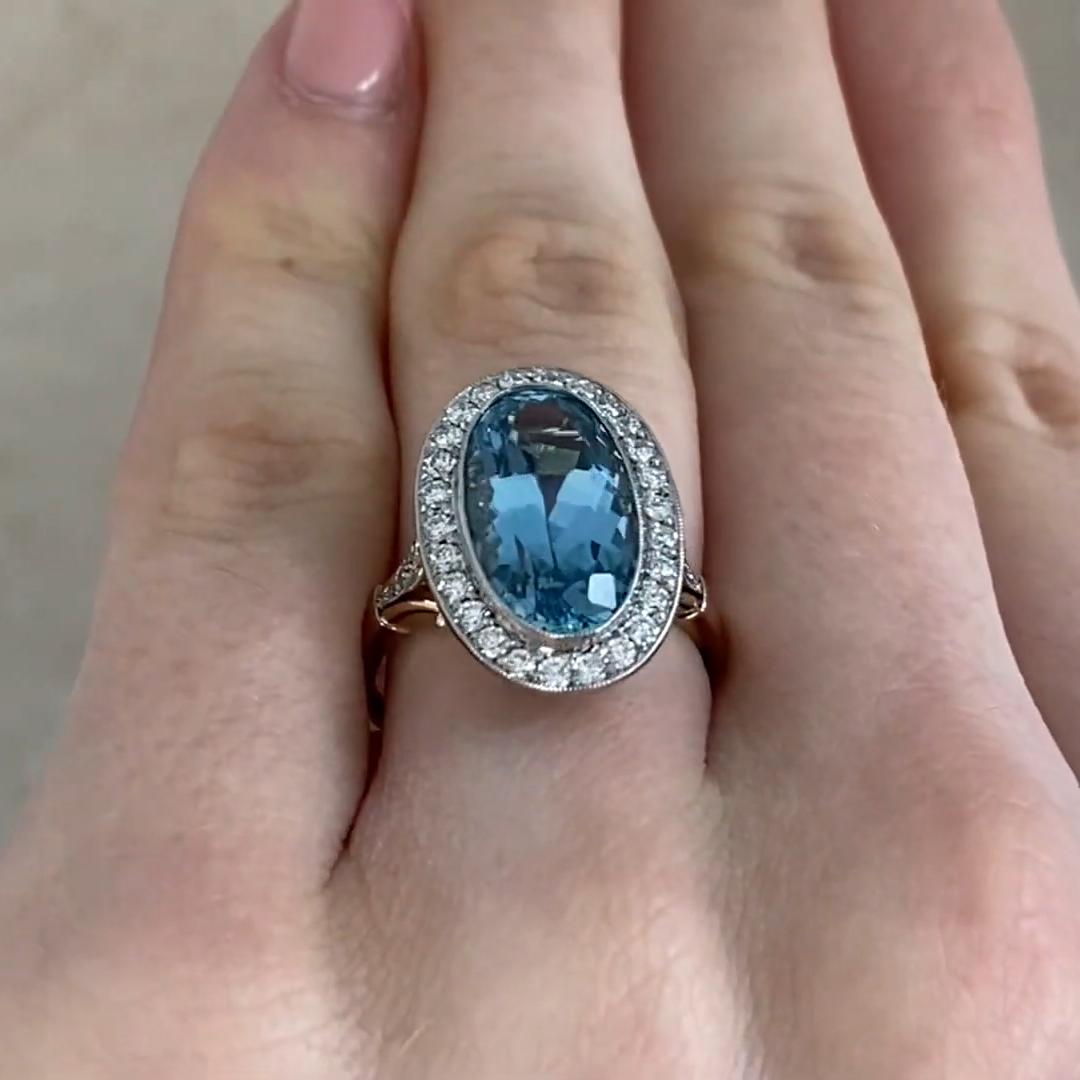 Taille ovale Bague halo en aigue-marine de taille ovale allongée (environ 4,4 carats), or jaune 18k en vente